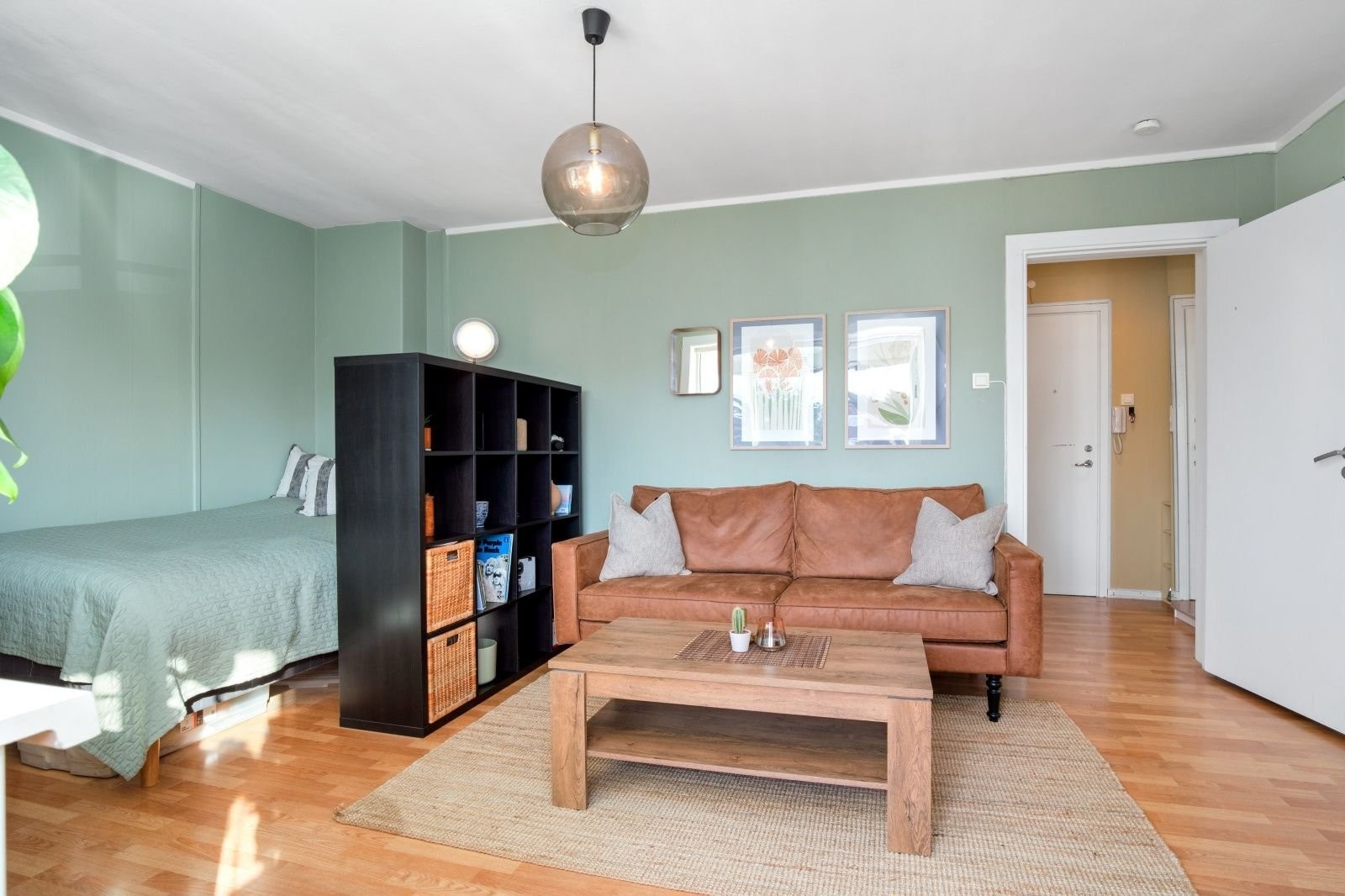 Bokhylla fungerer som en praktisk skillevegg mellom stue og seng. Alternativt kan man etablere en lettvegg ved ønske om sovealkove. Galleribilde