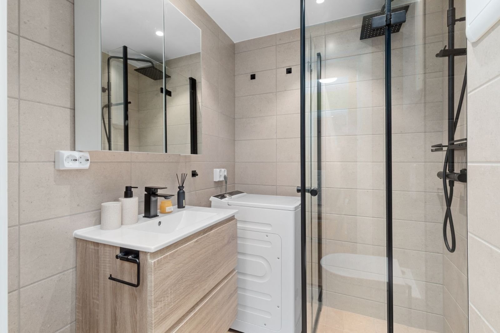 Nyoppusset bad i 2024 med moderne interiør og flis. Galleribilde