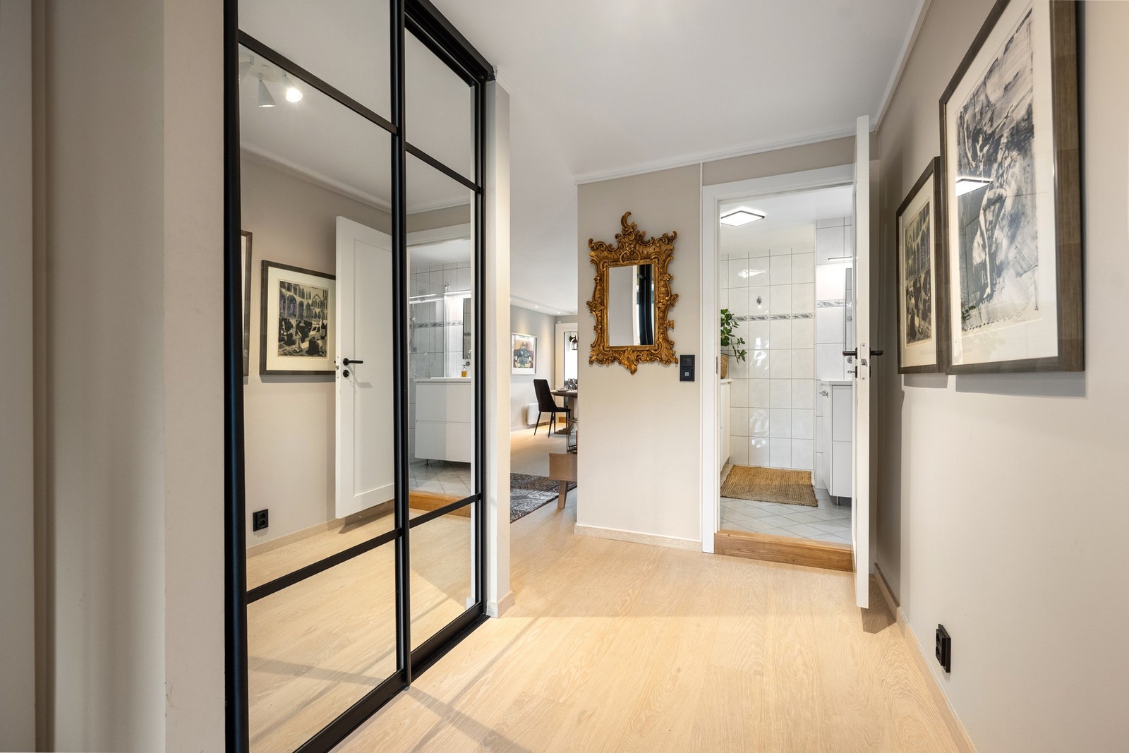 Entre, mot stue og bad Galleribilde