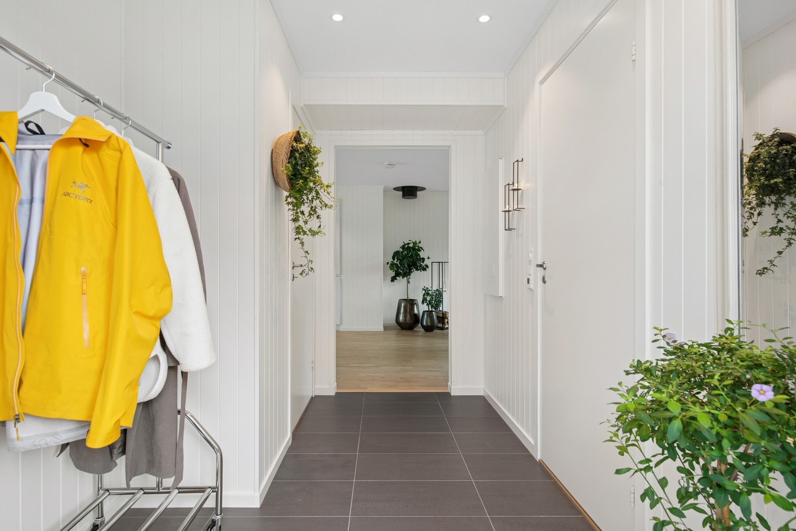 Leiligheten ønsker deg velkommen med flislagt gulv med varme. Galleribilde