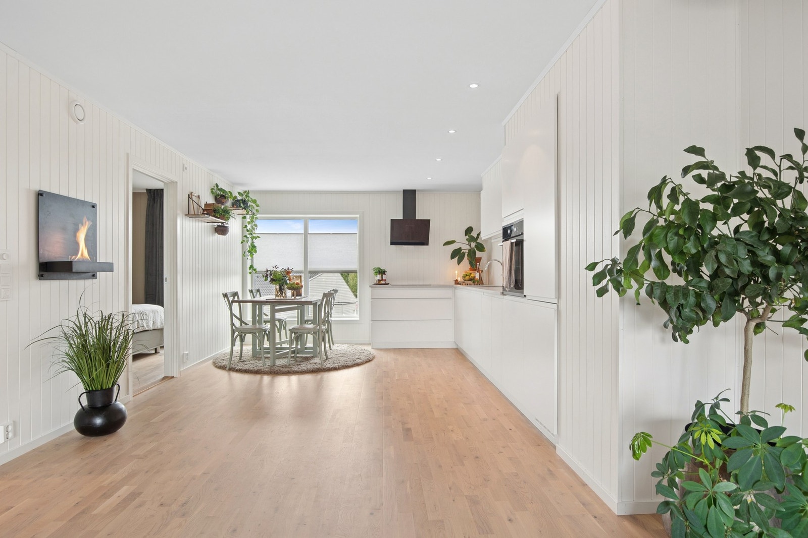 Stue og kjøkken er utstyrt med varmefolie, som sørger for en behagelig temperatur hele året. Galleribilde