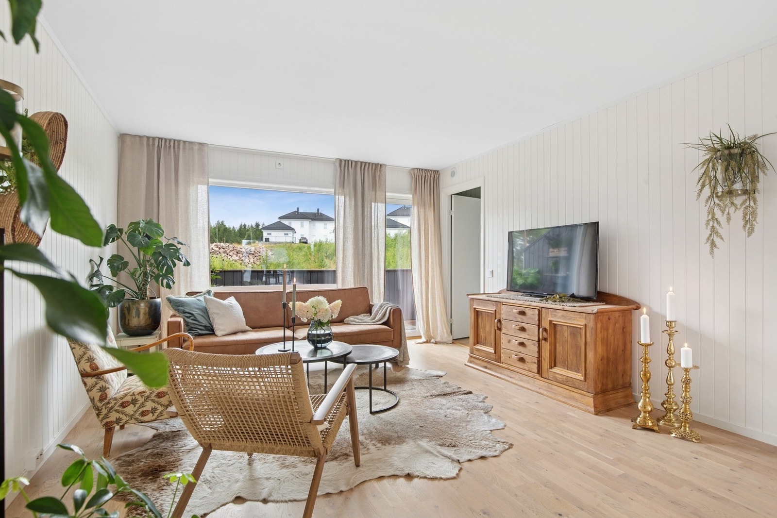 Stuen har god plass til sofagruppe og annet møblement. Galleribilde