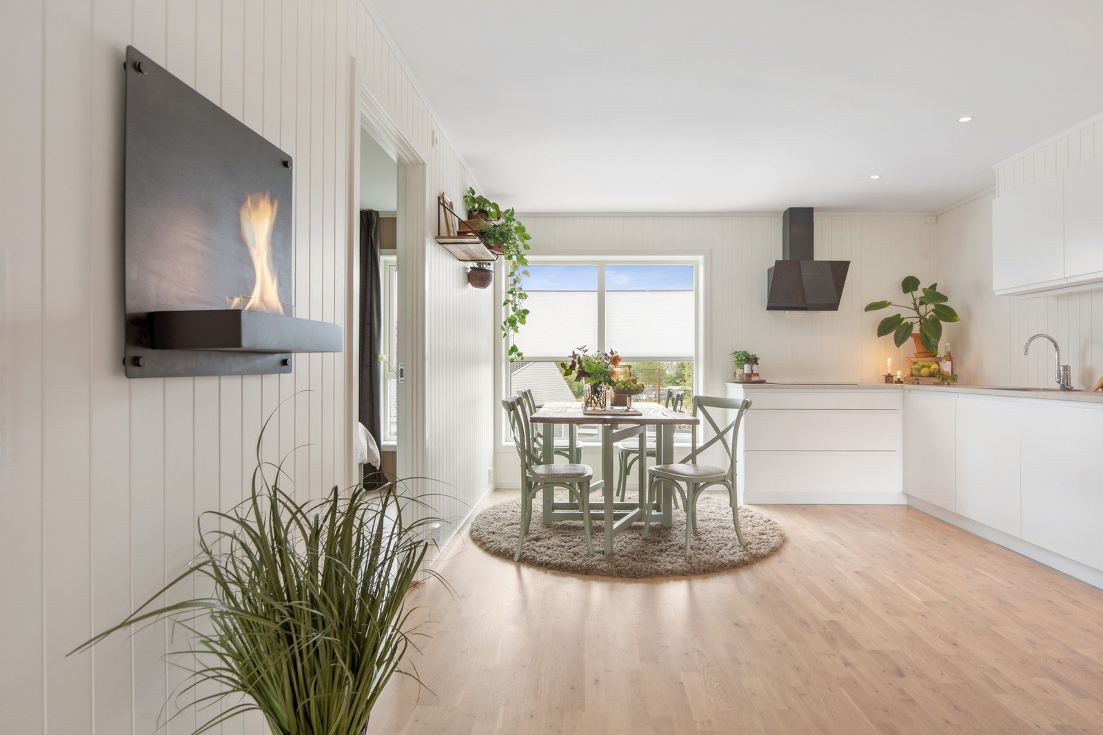 De lyse gulvflatene gir boligen et tidsriktig preg. Galleribilde