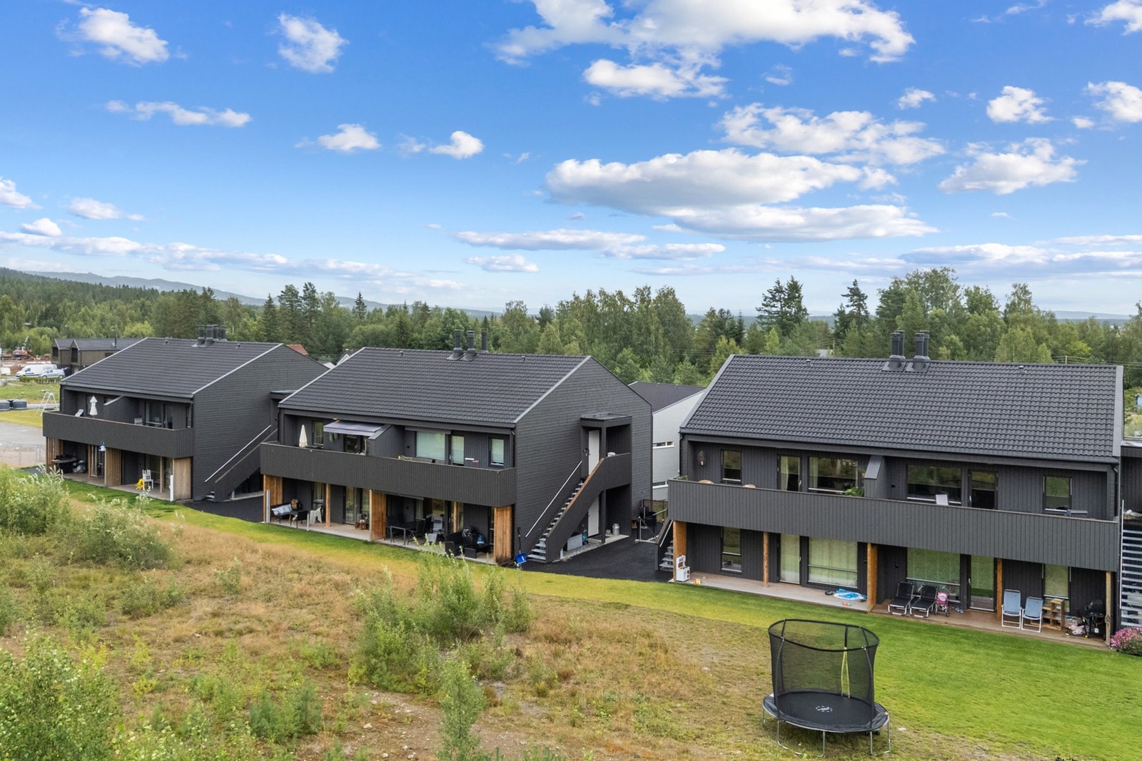 Nannestad sentrum ligger bare få minutter unna med bil, og her finner du et bredt utvalg av butikker, dagligvareforretninger, apotek, spisesteder og kaféer. Galleribilde