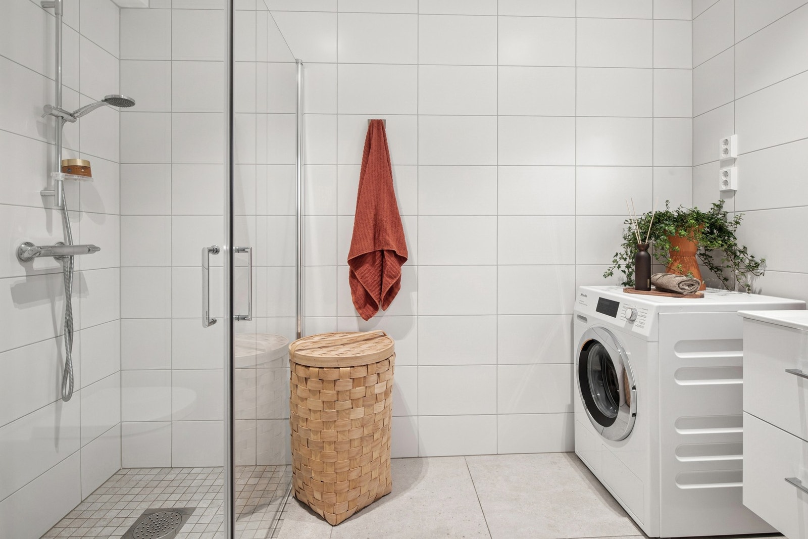 Baderommet holder god standard med moderne fliser 60x60 på gulv. Galleribilde