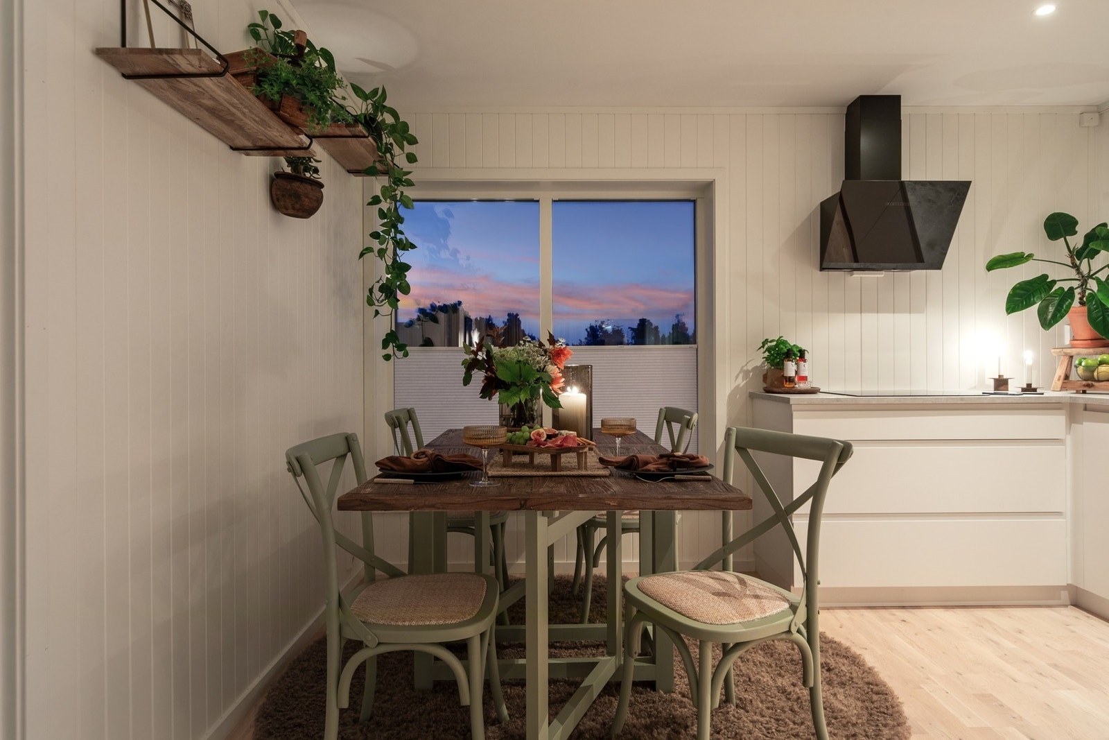 Leiligheten har en åpen og innbydende planløsning med stue og kjøkken i åpen løsning, perfekt for både hverdagsliv og sosiale sammenkomster. Galleribilde