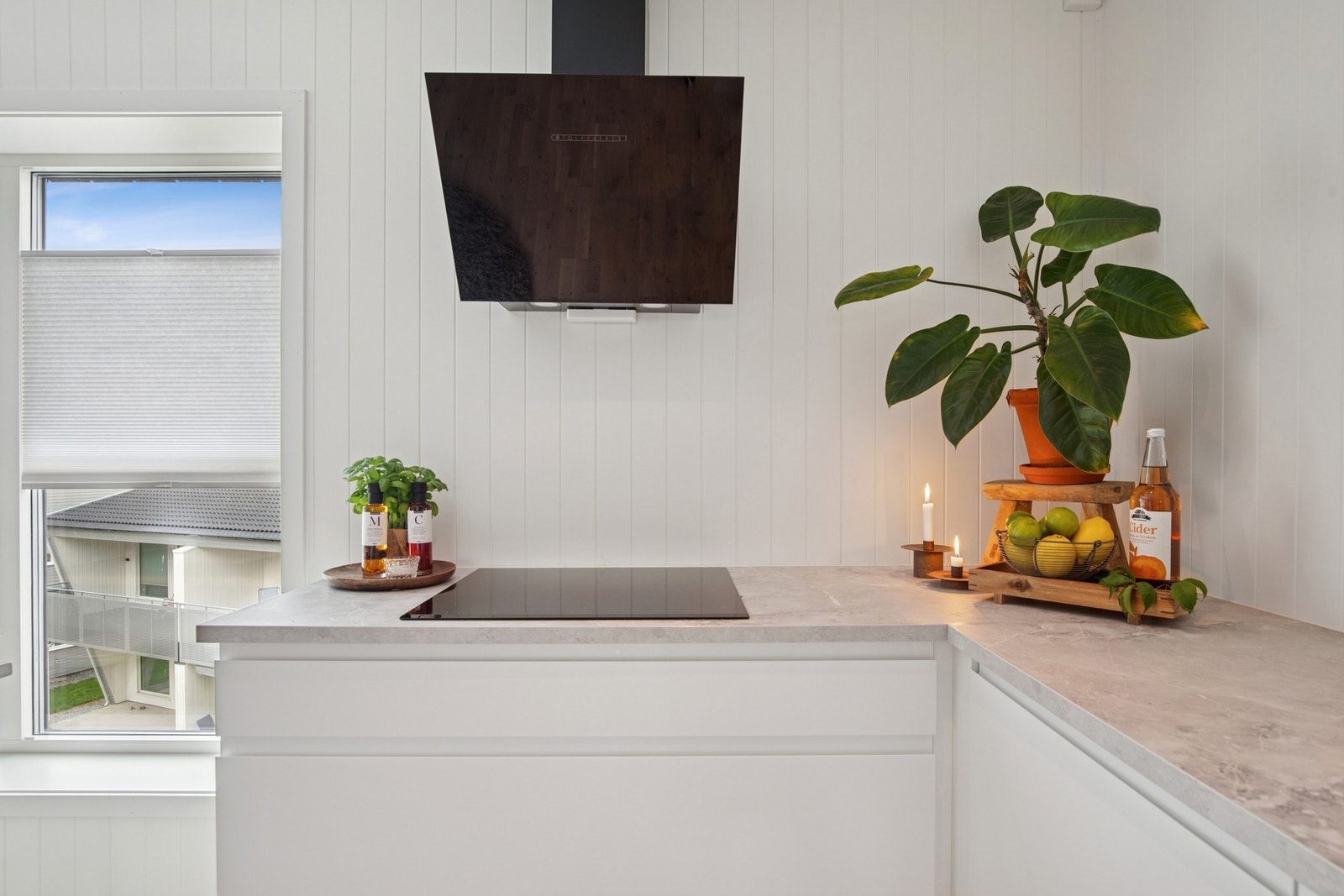 Kjøkkenet byr på god skapplass og integrerte hvitevarer som stekeovn, platetopp, oppvaskmaskin og kombiskap. Galleribilde