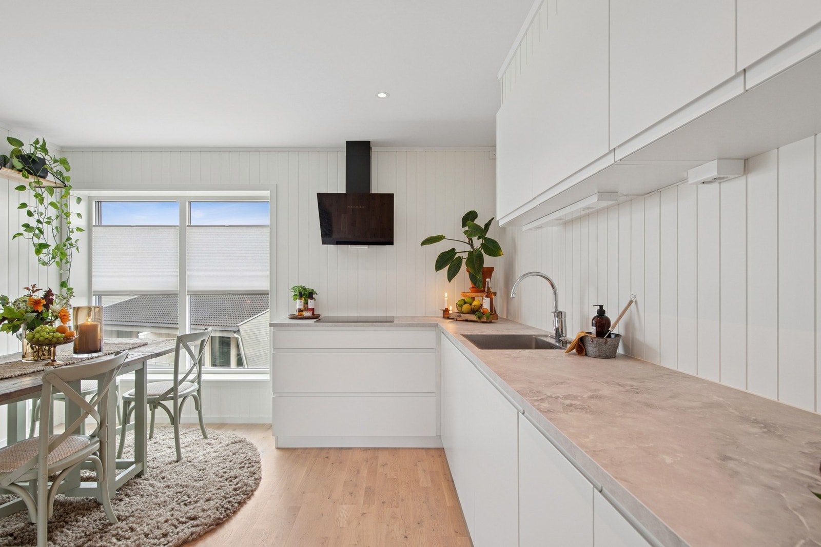 Store vindusflater slipper inn rikelig med naturlig lys. Galleribilde