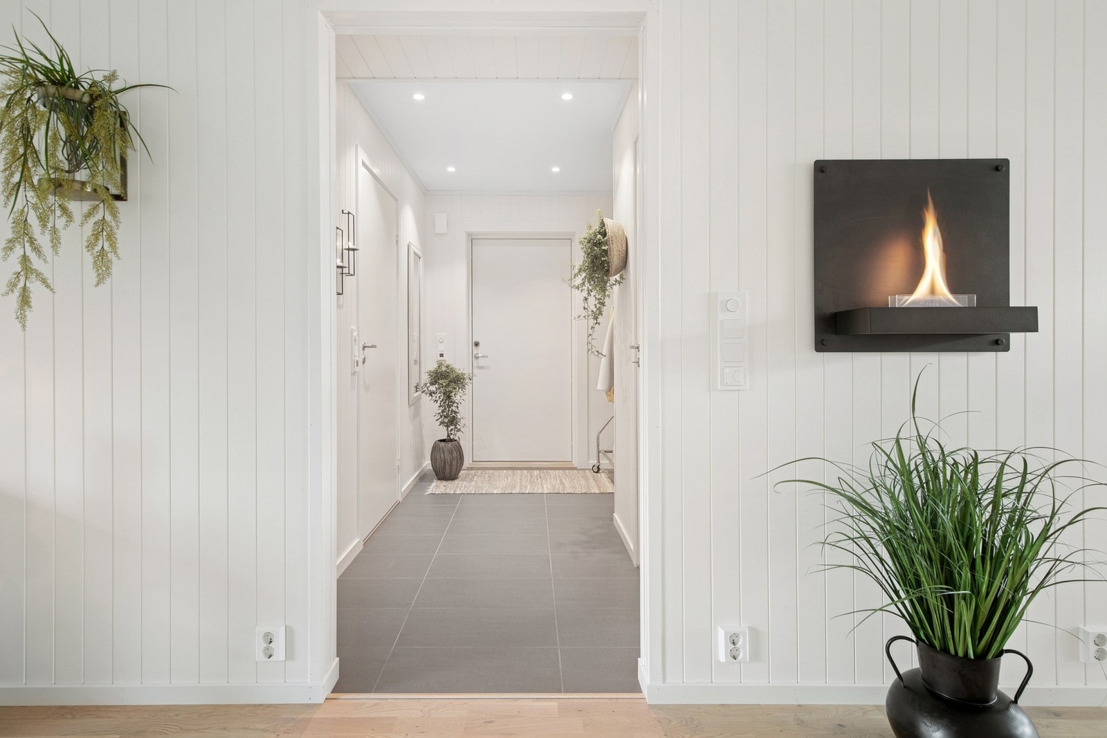 Entrèen har downlights og god plass til oppheng av yttertøy. Galleribilde