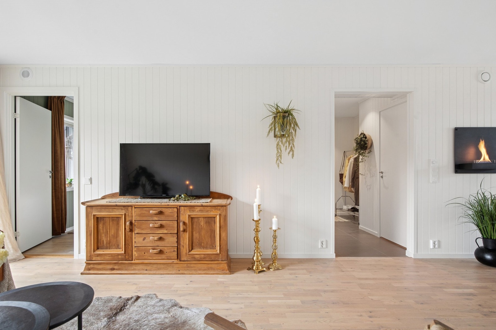 Soverommene er plassert i hver sin ende av leiligheten. Dør til venstre. Galleribilde