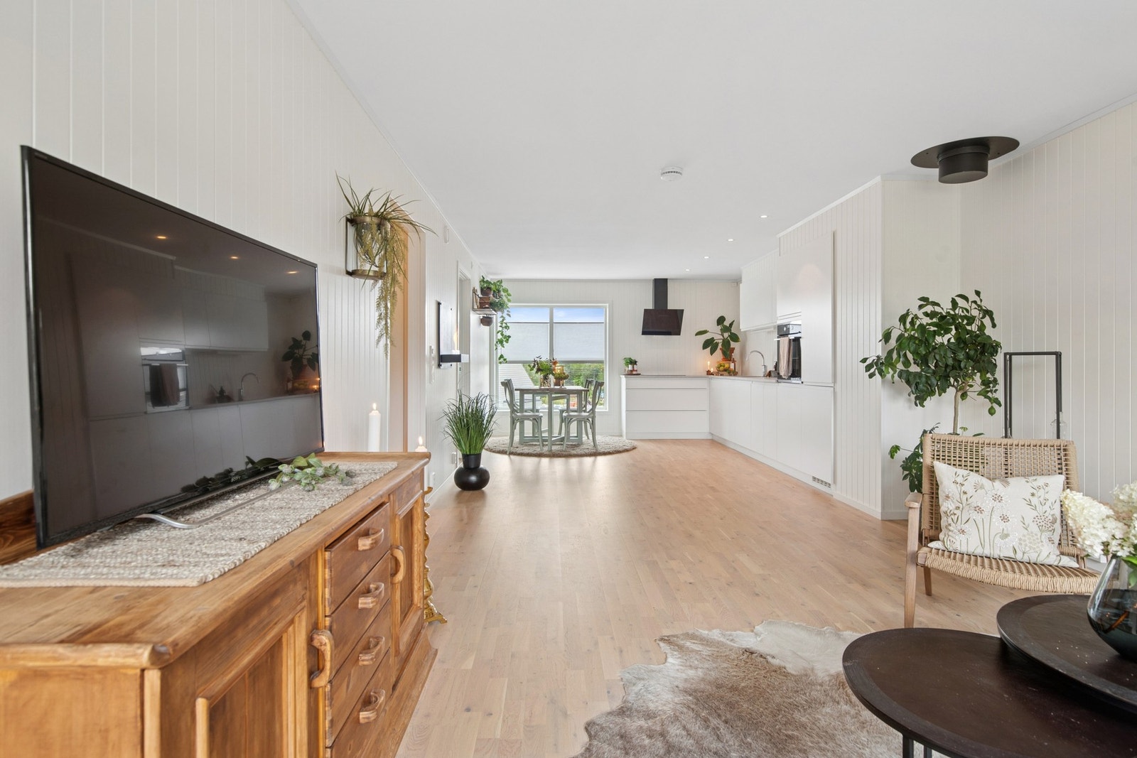 Boligen er holdt i lyse farger, som gjør det enkelt å innrede etter eget ønske. Galleribilde