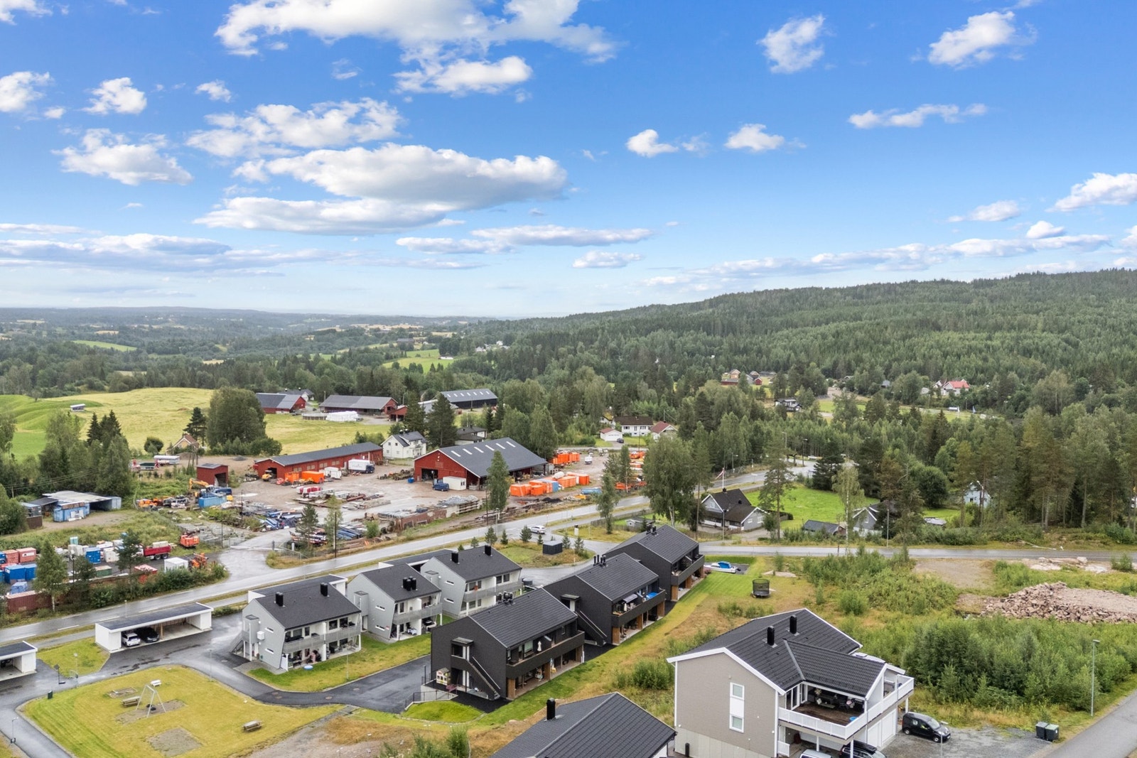 Rustadsletta 2D ligger i et attraktivt og rolig boligområde i Nannestad, som kombinerer naturskjønnhet med praktisk nærhet til dagligdagse fasiliteter. Galleribilde