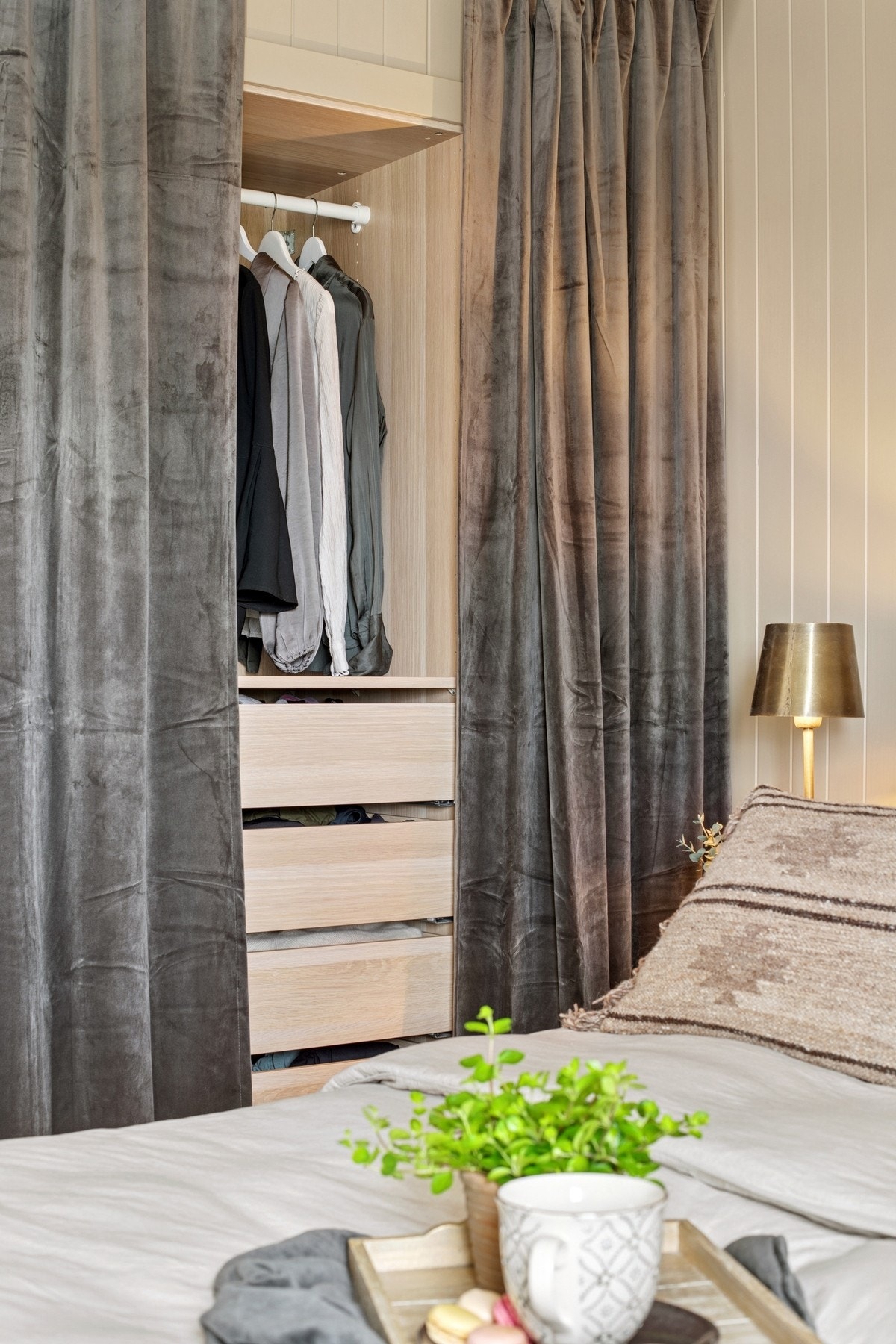 Hovedsoverommet har praktisk garderobeløsning med Pax-skap. Galleribilde