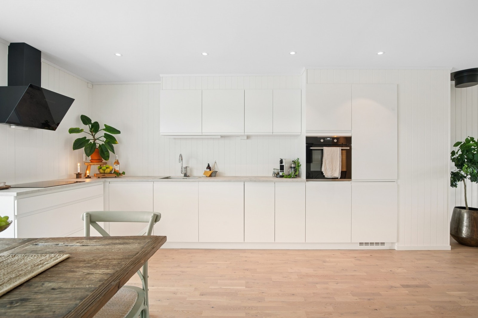 Kjøkkenet er stilrent og praktisk med glatte fronter. Galleribilde