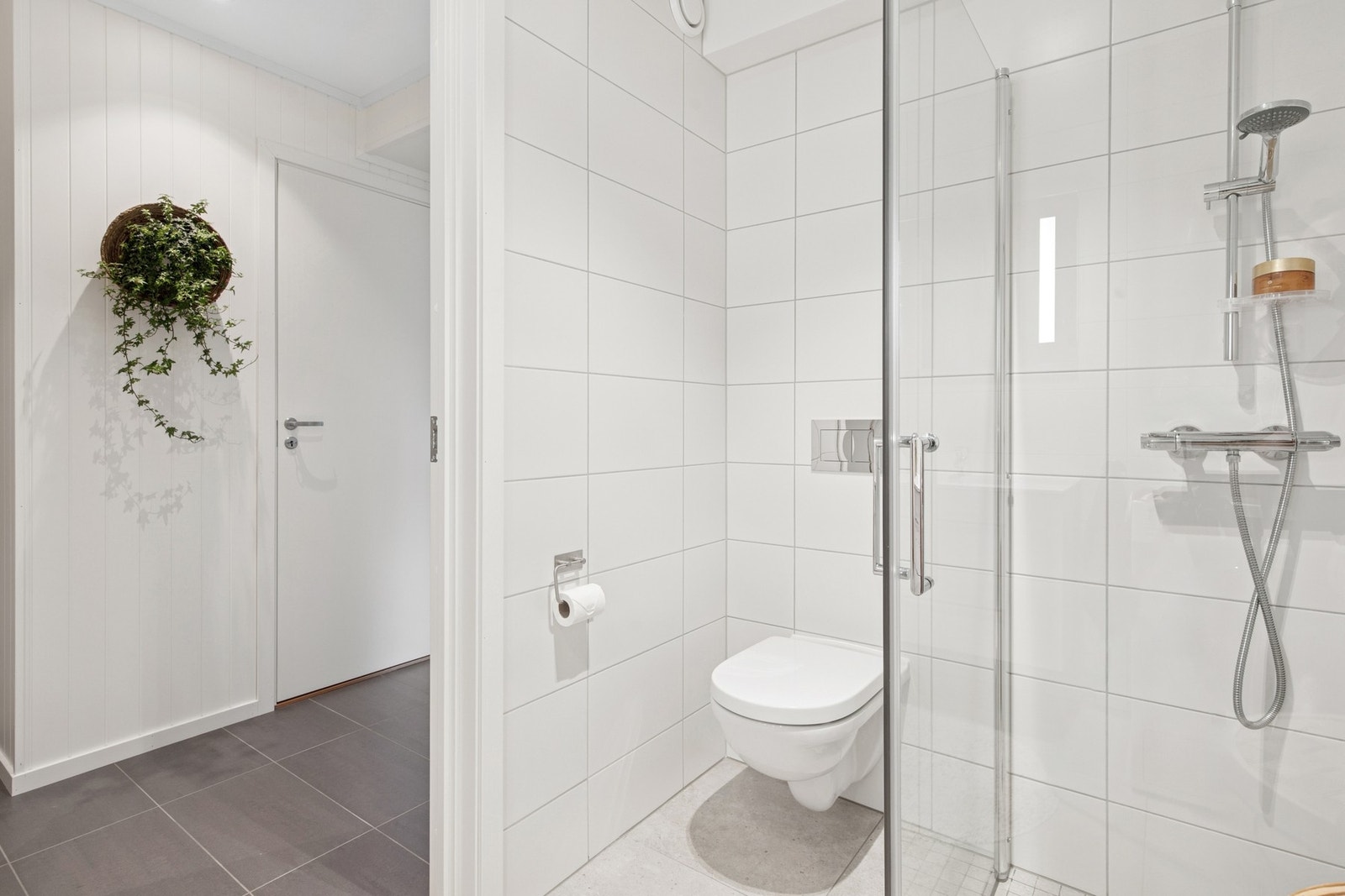 Her finner du også opplegg for vaskemaskin og vegghengt toalett. Galleribilde