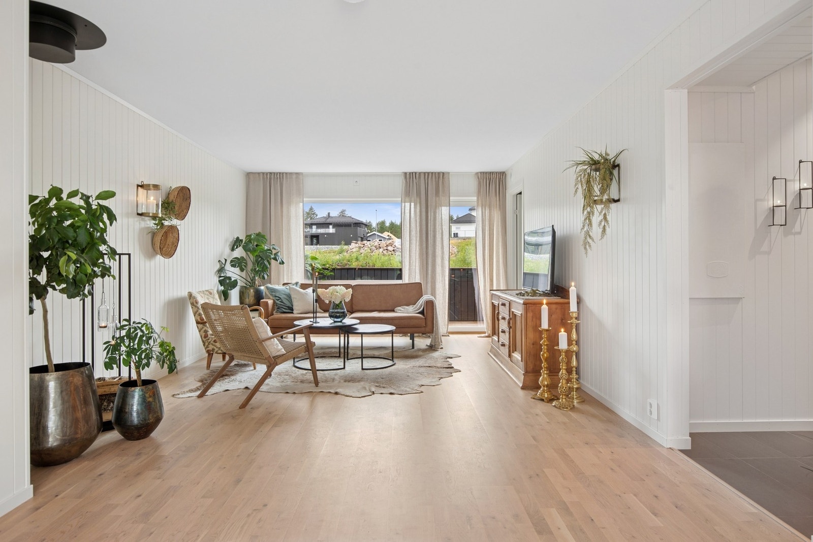 Fra stuen er det utgang til en solrik, vestvendt balkong. Galleribilde