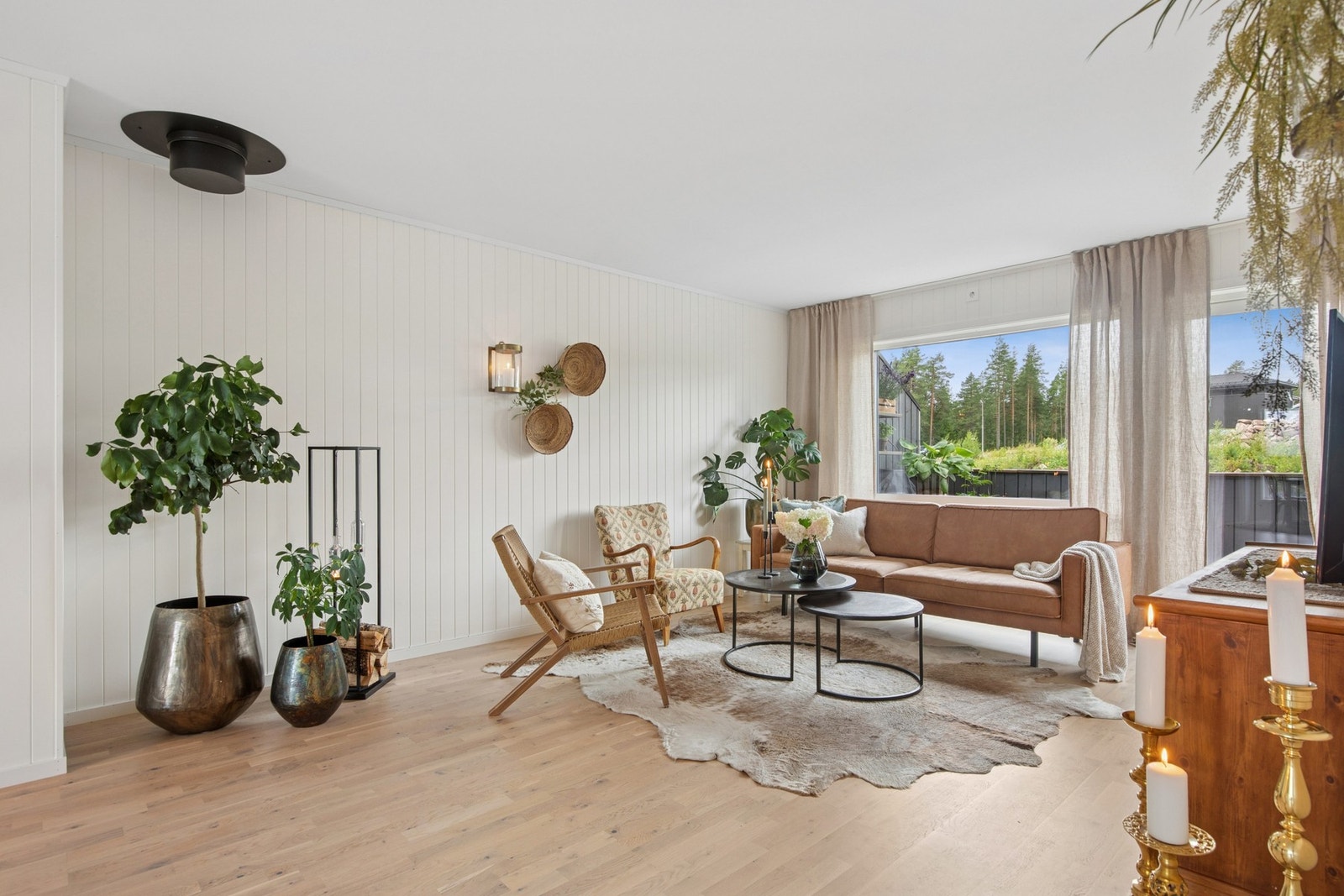 Stuen har gode vindusflater som slipper inn rikelig med naturlig lys. Galleribilde