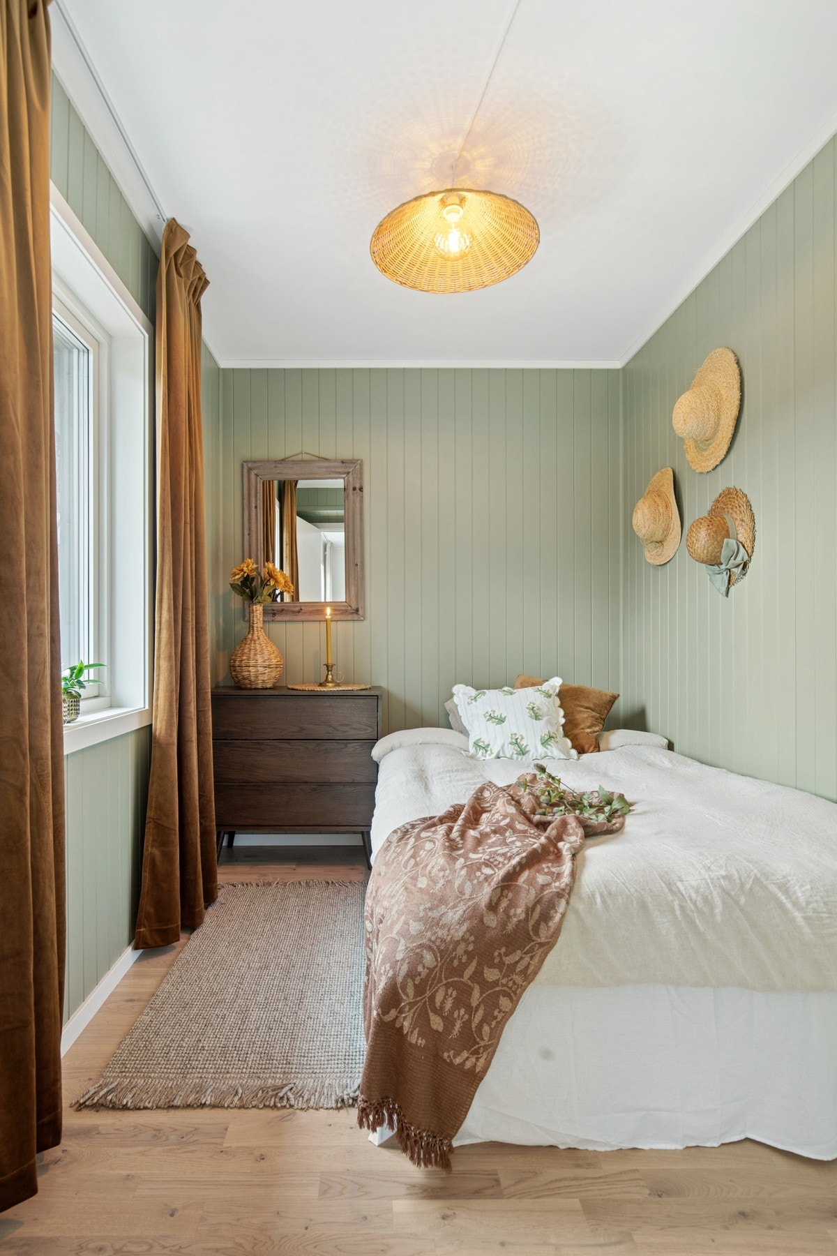 Soverom 2 er malt i en herlig lys grønnfarge. Galleribilde