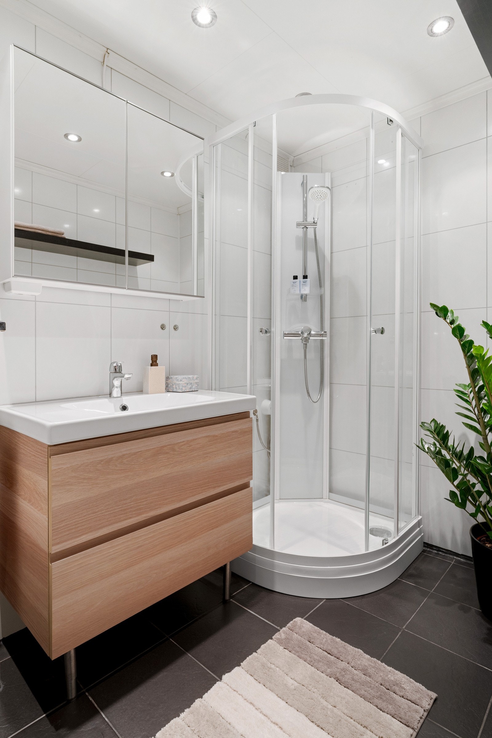Badet er utstyrt med dusjkabinett, vegghengt toalett og en romslig baderomsinnredning med god plass til oppbevaring av toalettartikler. Baderomsinnredningen er ny i 2023. Galleribilde