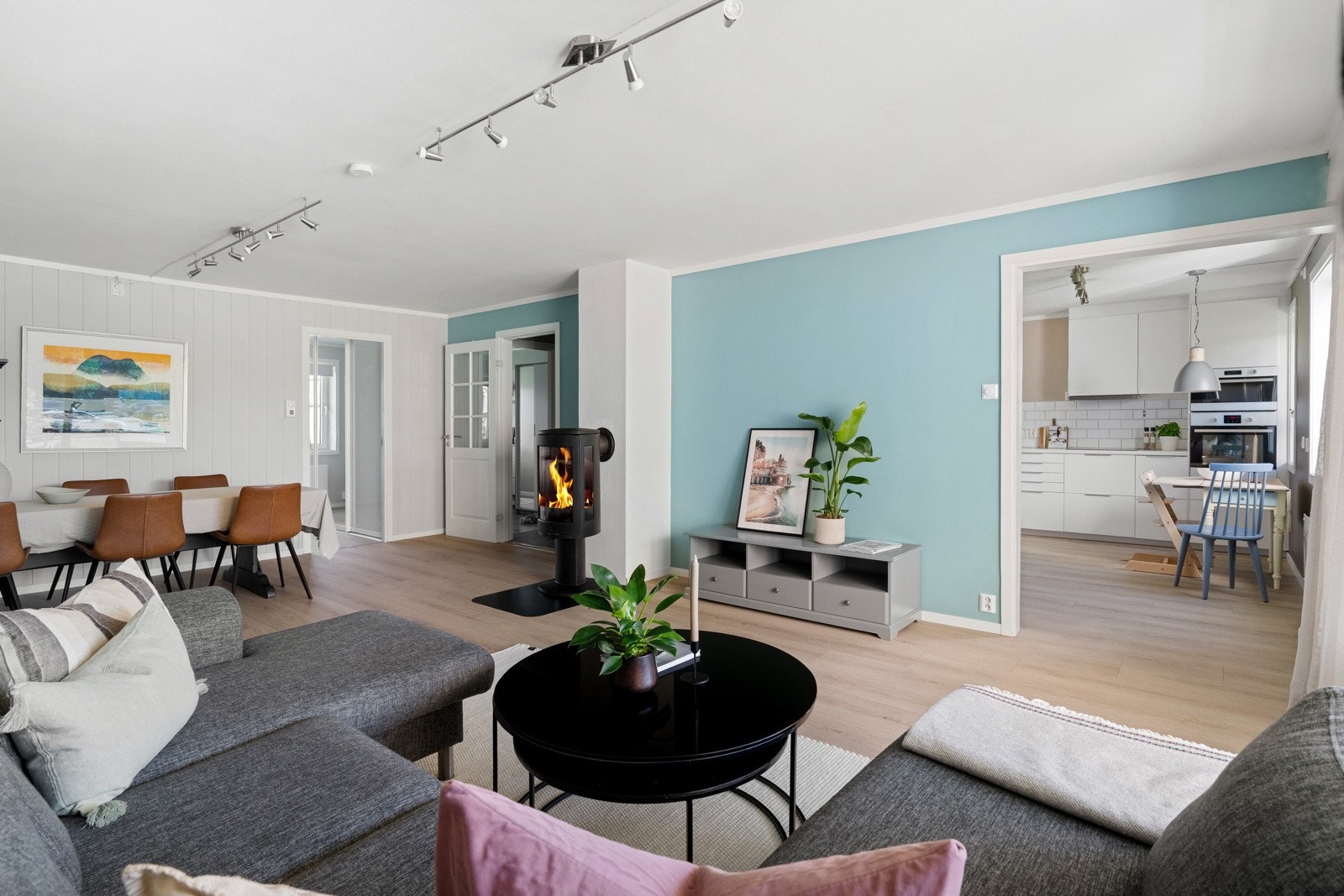 På stuen er det uttak for kabel-TV og bredbånd som inngår i de månedlige felleskostnadene. Galleribilde