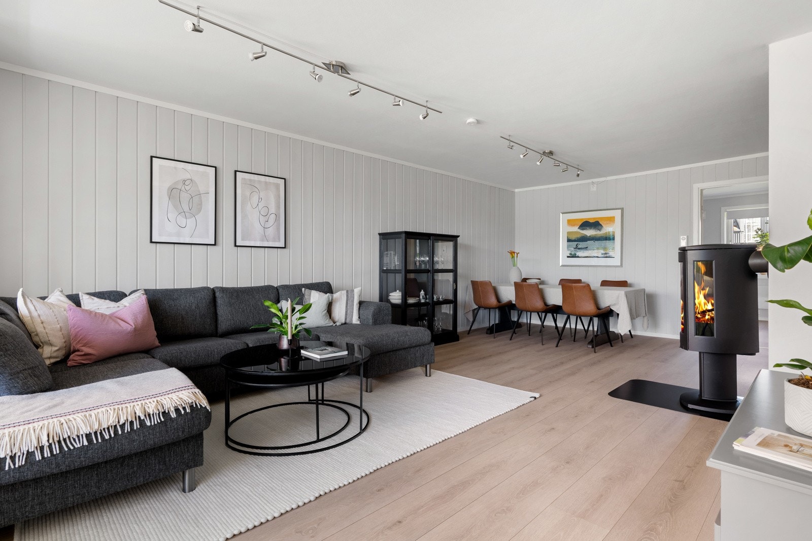 Andelen disponerer 12 kvm med bodareal fordelt på 2 private boder. I tillegg er det tilgang til stor fellesbod og felles avlåst sykkelbod på tunet. Galleribilde