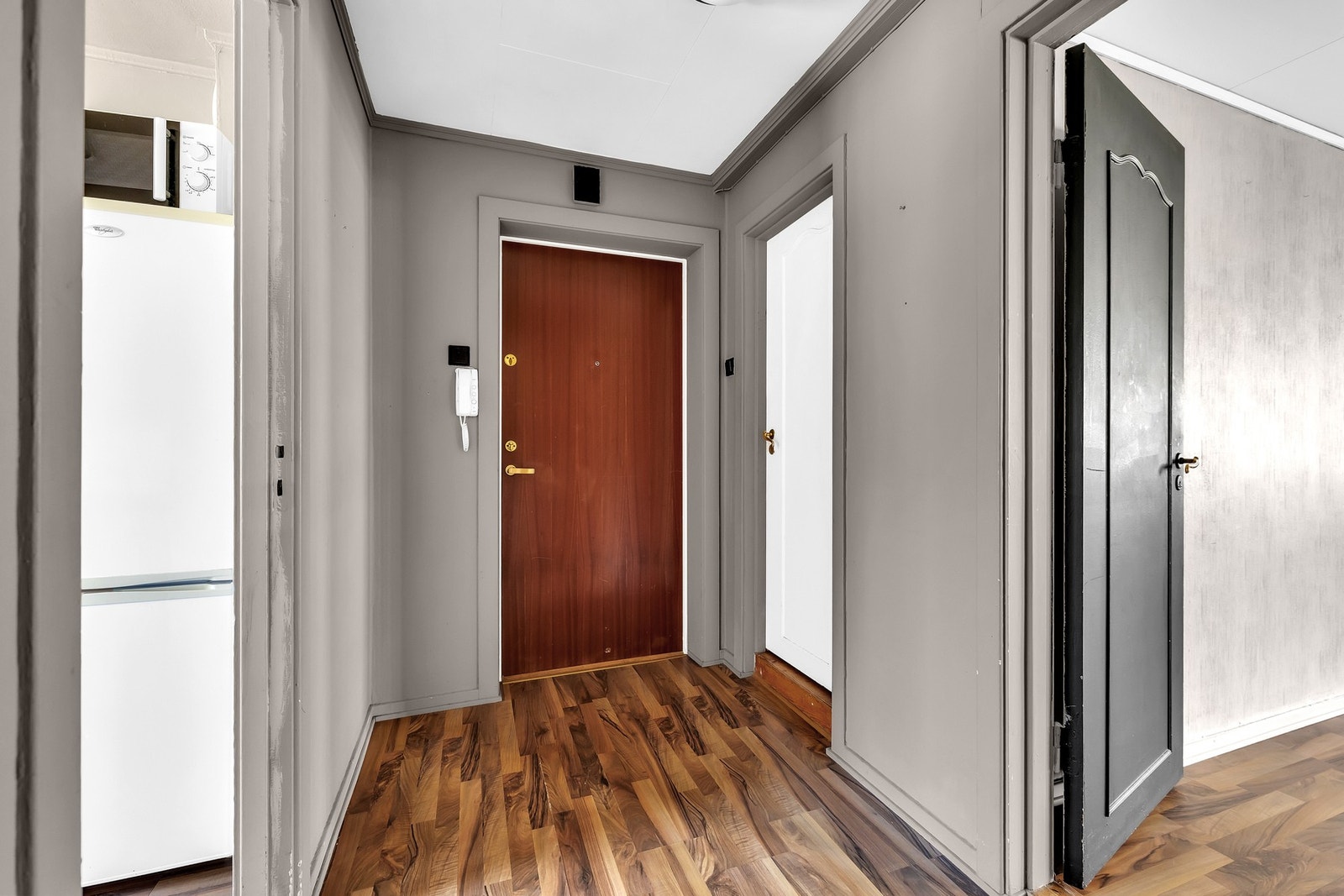 Allerede når du åpner døra kjenner du det: her ligger muligheten og venter.
Entréen har et innebygd garderobeskap og har god plass til å henge fra seg jakker og sko. Galleribilde