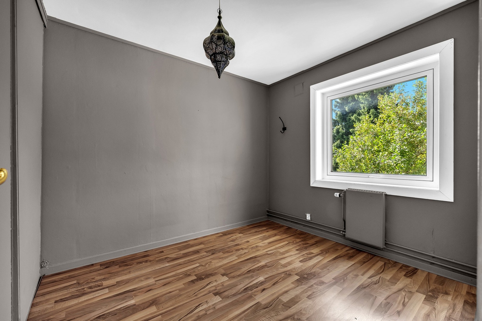 Det andre soverommet vender ut mot stille fellesarealer, og kan brukes som barnerom, hjemmekontor eller gjesterom. Galleribilde