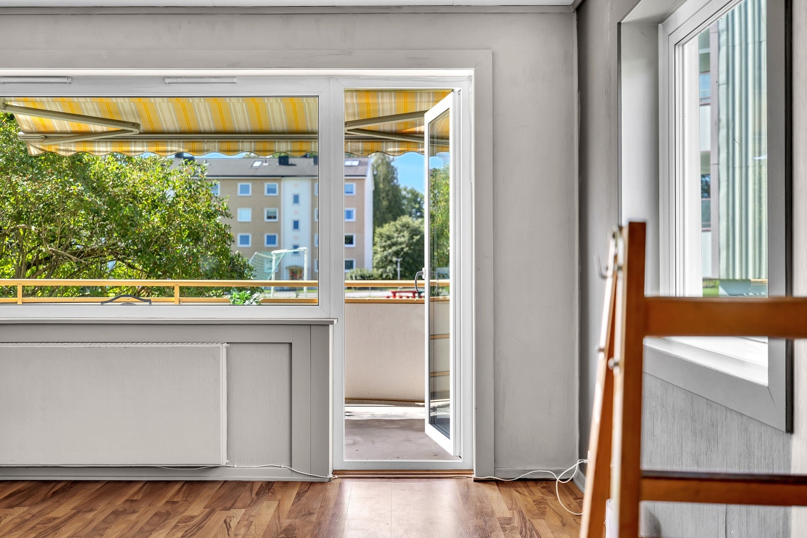 Fra stuen har du direkte utgang til en solrik balkong med sydvestvendt beliggenhet.
Perfekt sted for en kaffekopp i kveldssolen, grønne vekster eller bare pust i hverdagen. Galleribilde