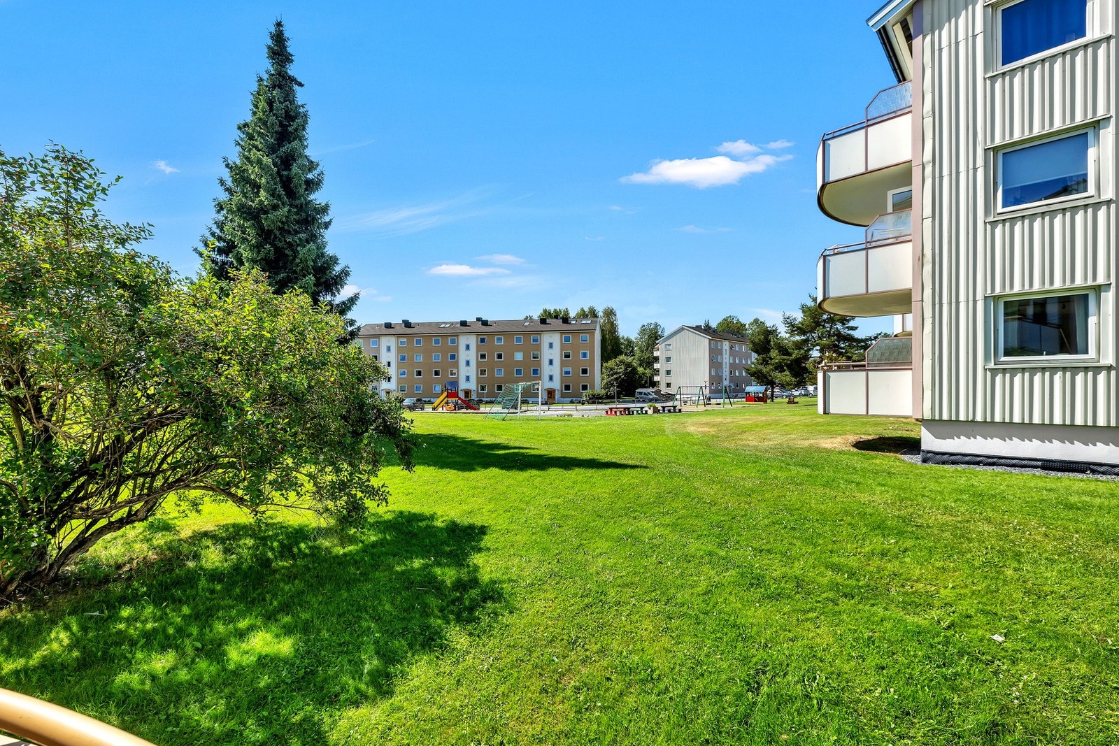 Balkongen er åpen med et flott utsyn mot grønt fellesområde. Galleribilde