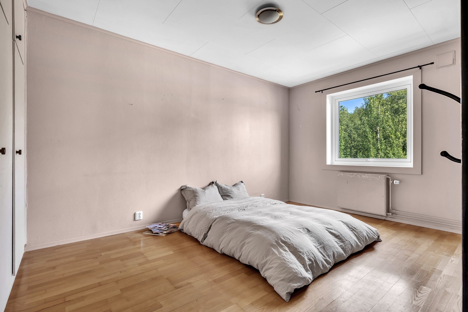 Hovedsoverommet er av god størrelse, godt med lysinnslipp, og har romslig med plass til både seng og garderobeskap. Galleribilde