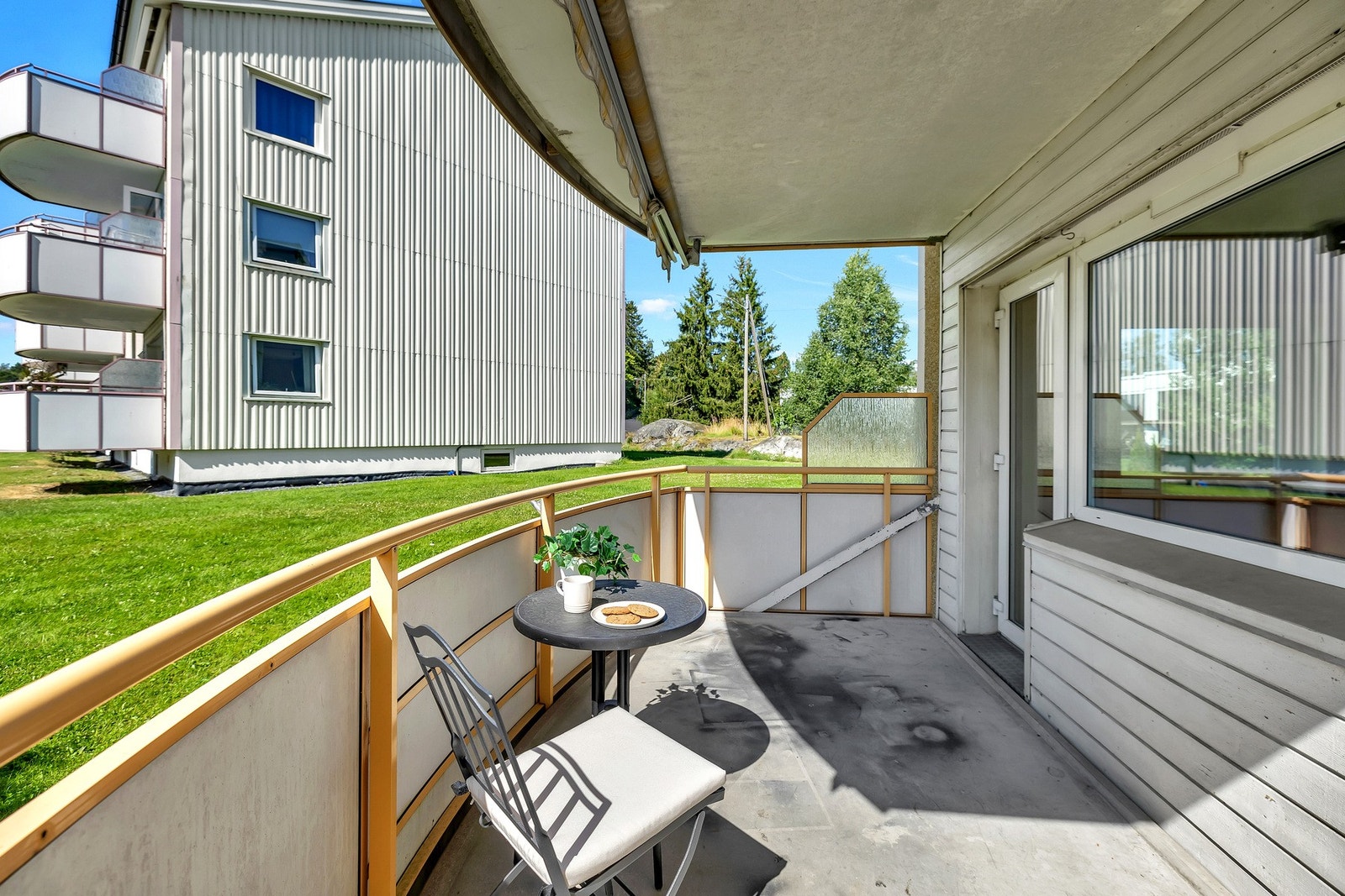 Her kan du innrede med plantekasser, loungestol eller spisebord, og nyte en stille stund i sola. Galleribilde