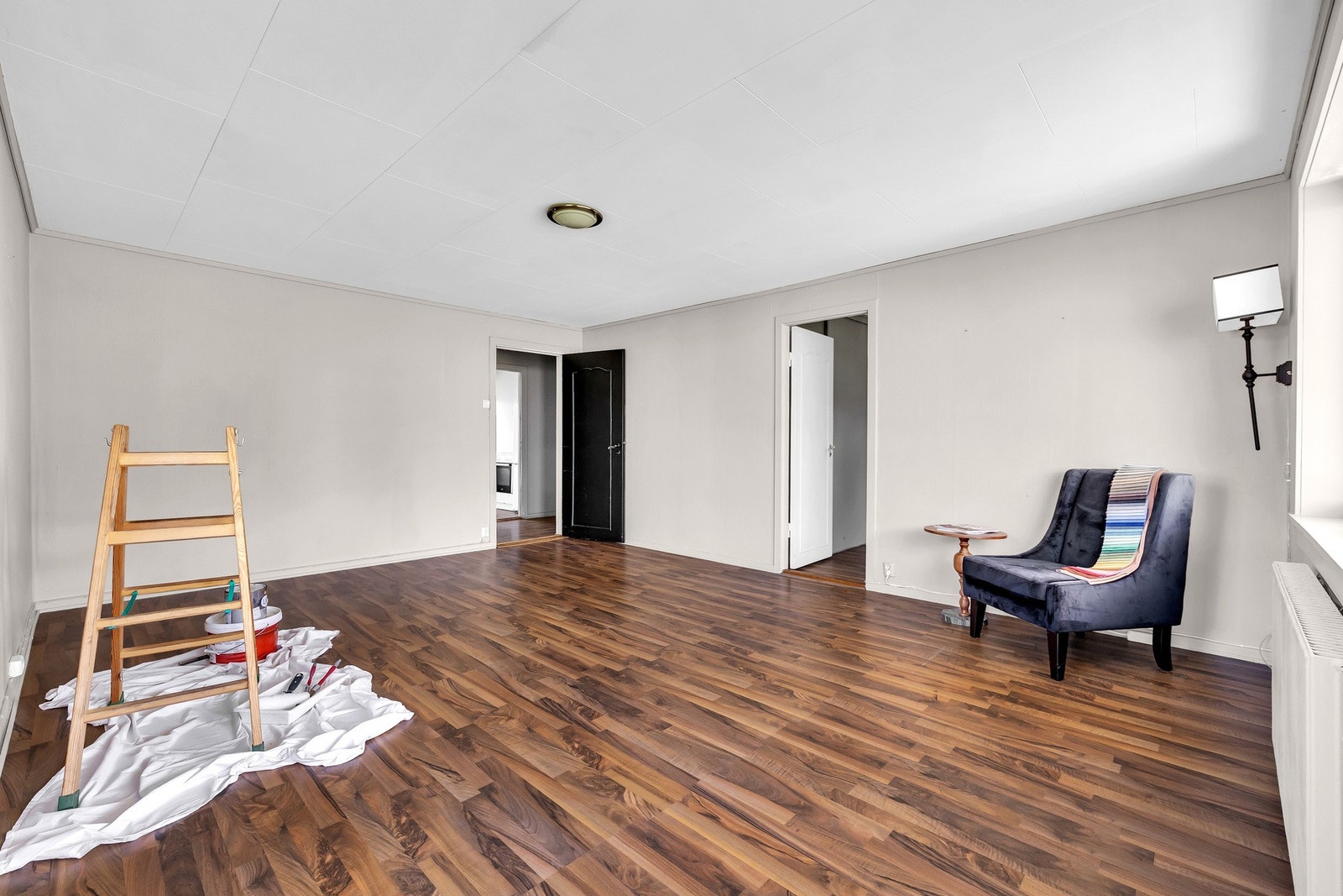 Veggene og gulvet er slitte, men du får et rått utgangspunkt og god romfølelse.
Her starter du starter med blanke ark, og du kan forme alt selv helt fra bunnen av! Galleribilde