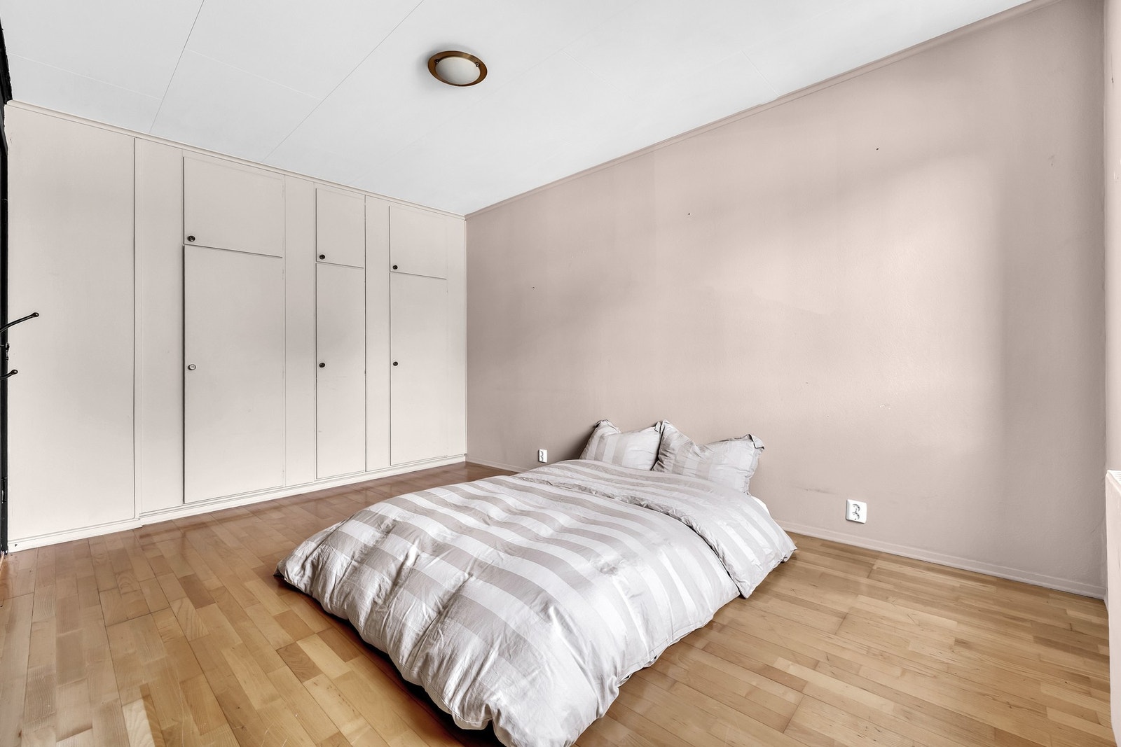 Rommet har det samme solide preget som resten av boligen - en enkel base som bare venter på en fornyelse! Galleribilde