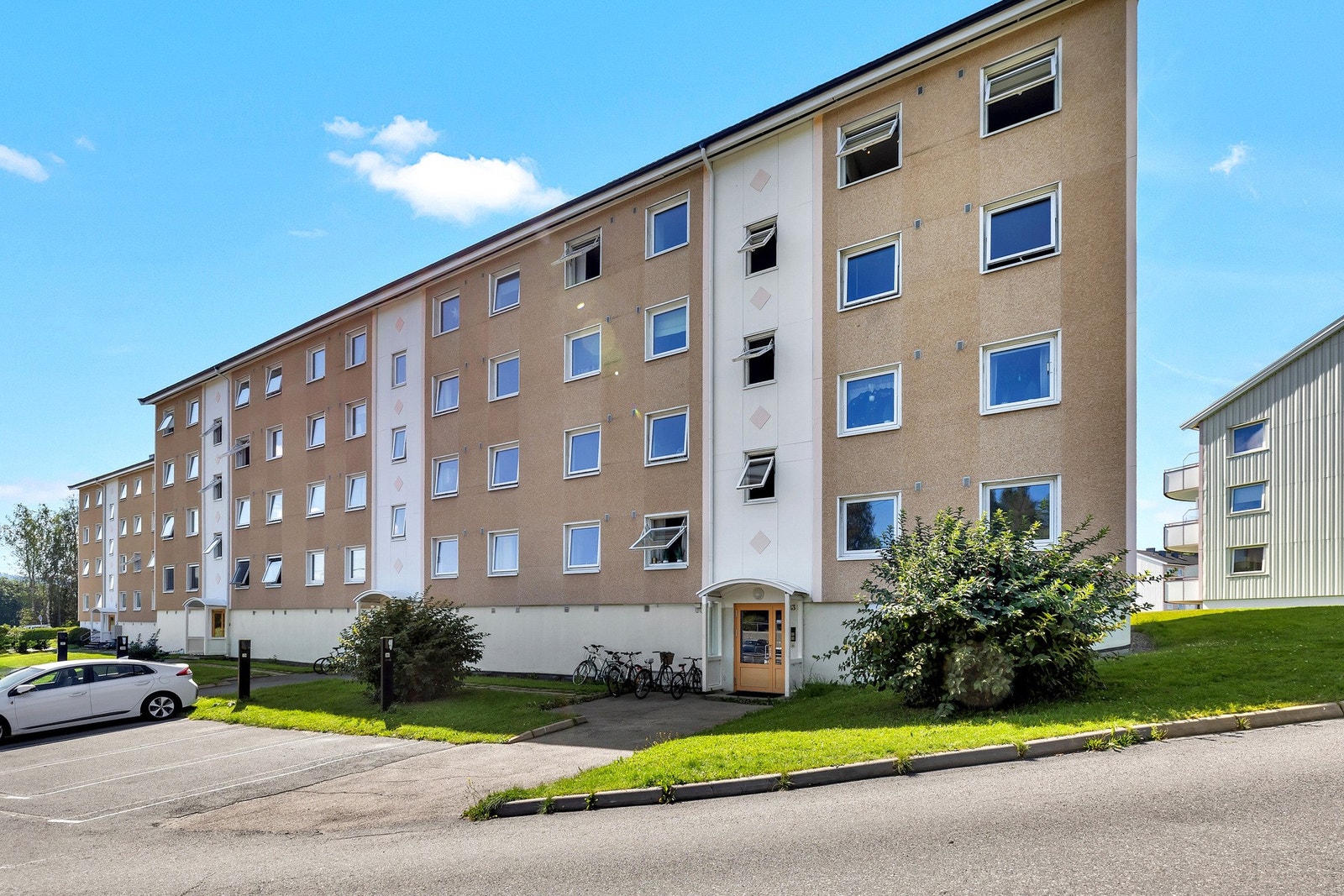 Det følger nemlig med en parkeringsplass med el-bil lader rett utenfor døren!
En luksus det er verdt å merke seg! Galleribilde