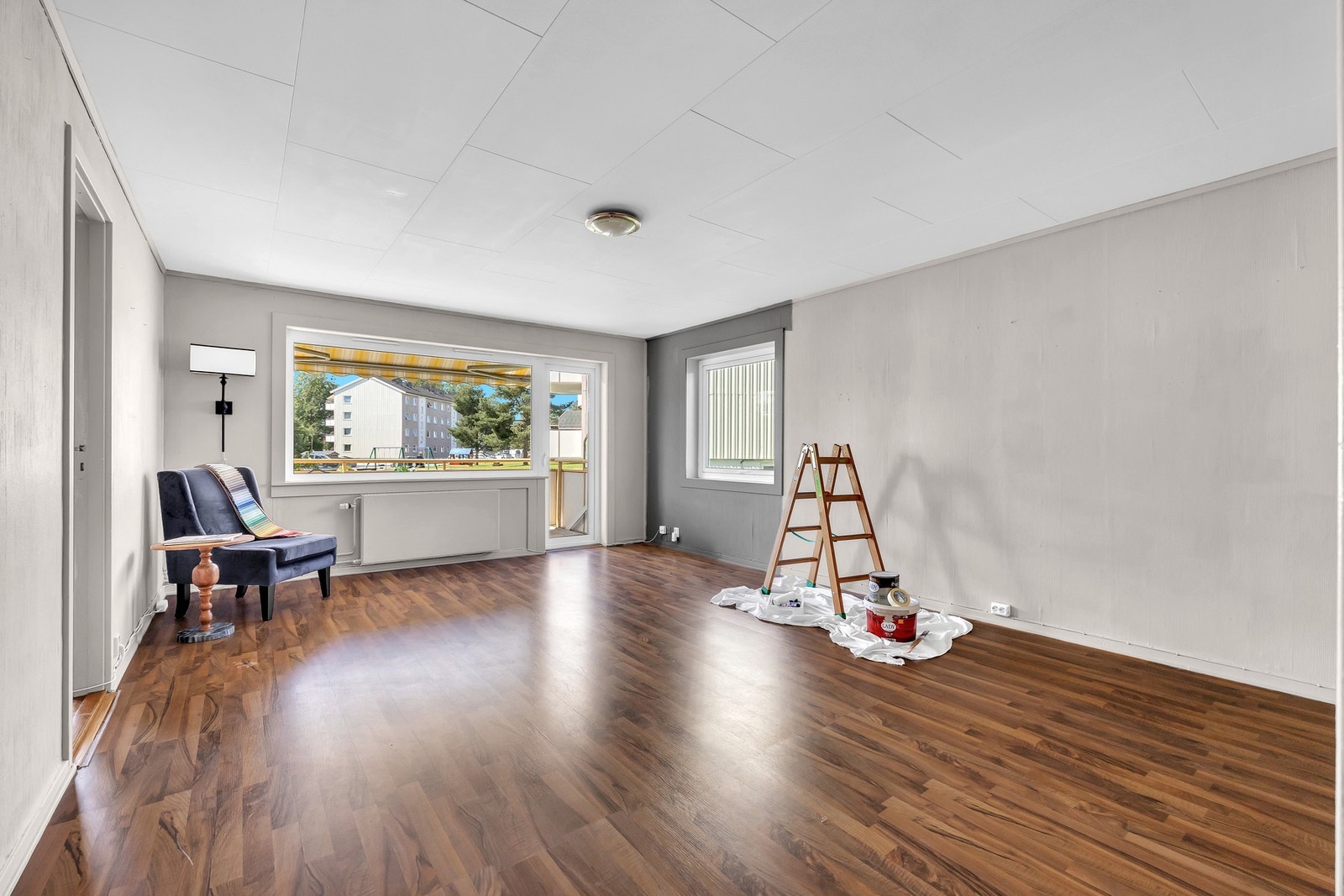 Stuen er stor og luftig, med en planløsning som gir deg fleksibilitet og god møbleringsfrihet, samt store vinduer gir et nydelig lysinnslipp! Galleribilde