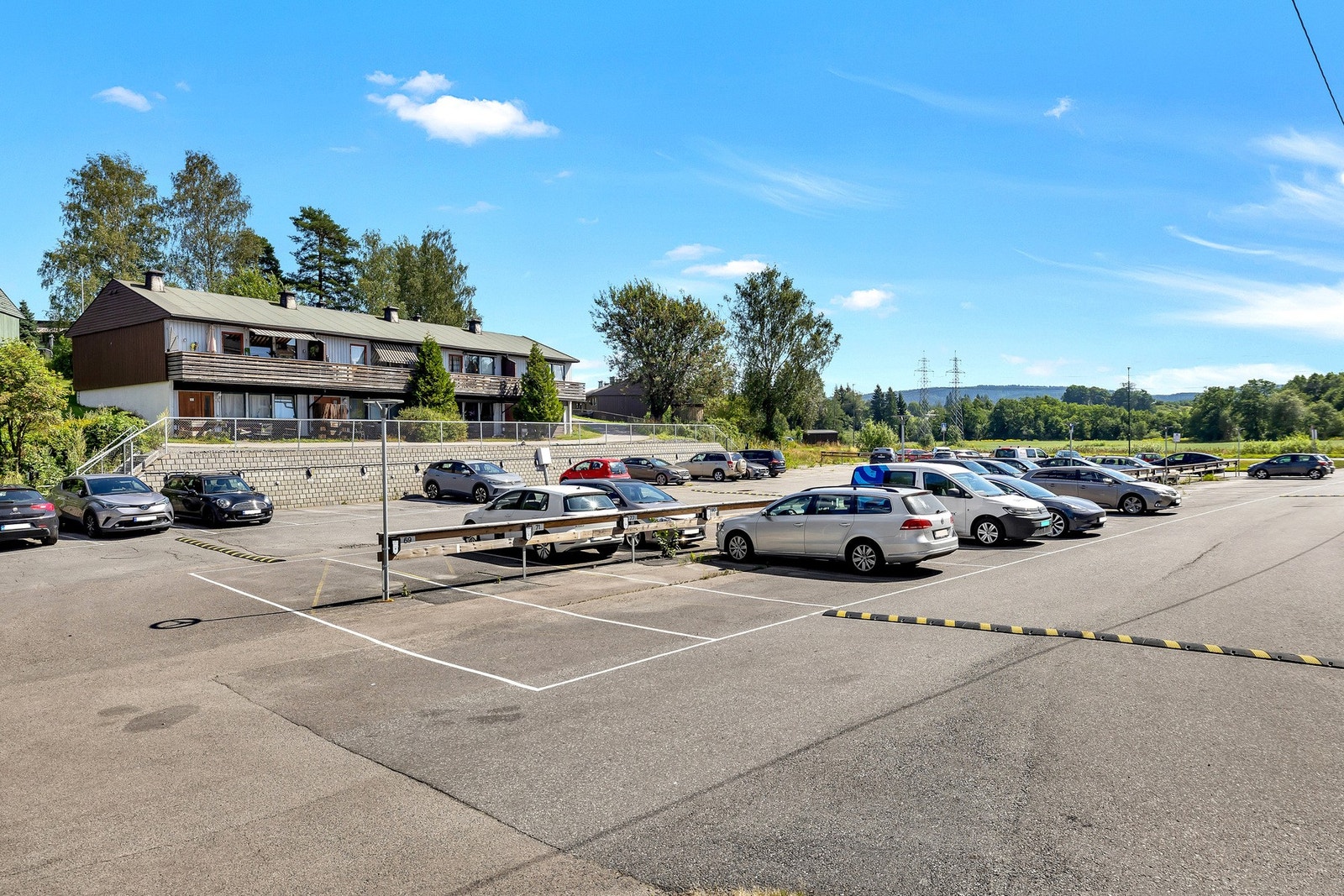 Leiligheten disponerer også to kjellerboder med godt volum; Perfekt for oppbevaring av alt fra sesongtøy til verktøy, julepynt og treningsutstyr. Galleribilde