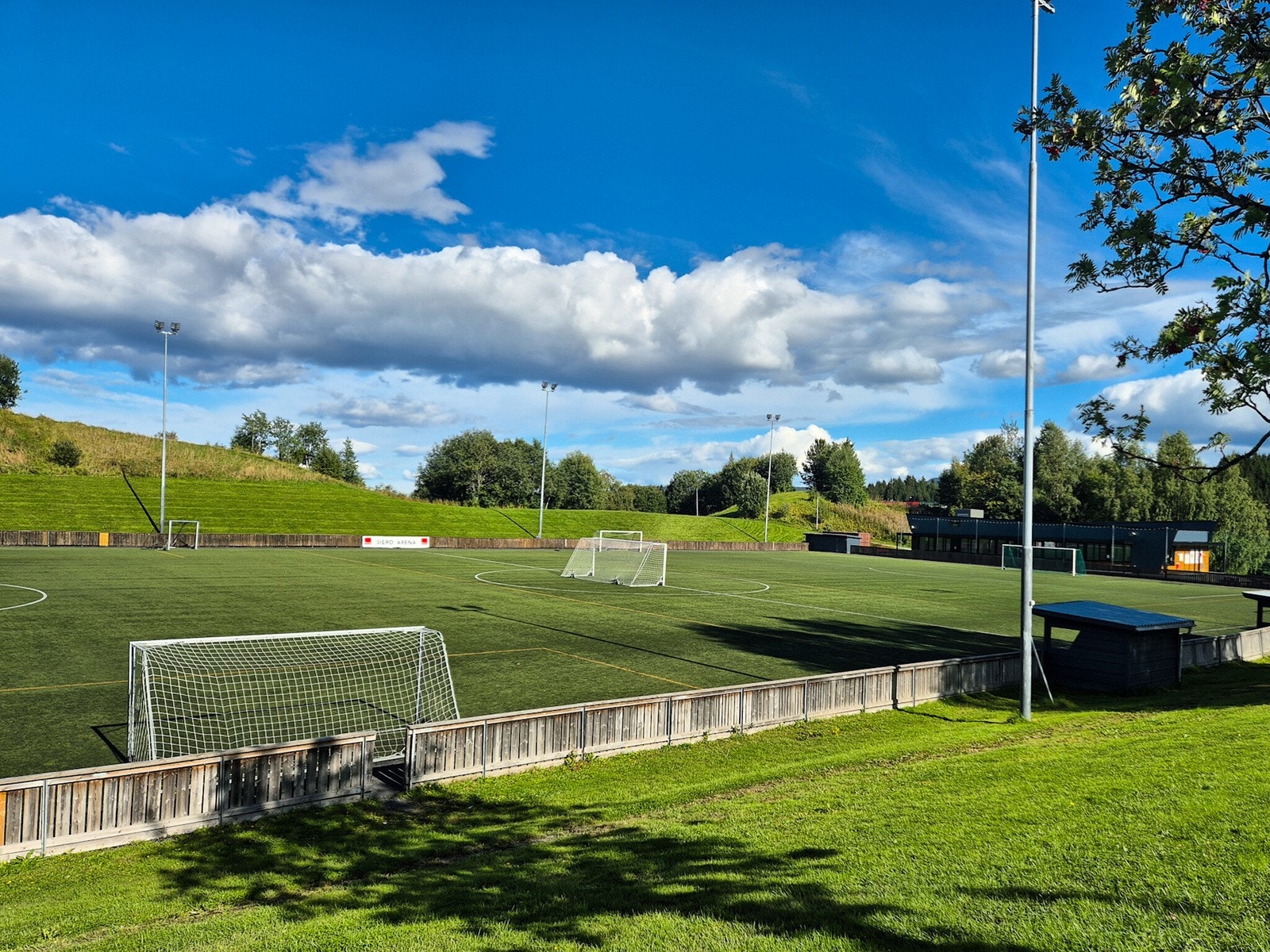 Kunstgressbanen på Romolslia er et yndet samlingssted for små og store vordende fotballstjerner. Galleribilde