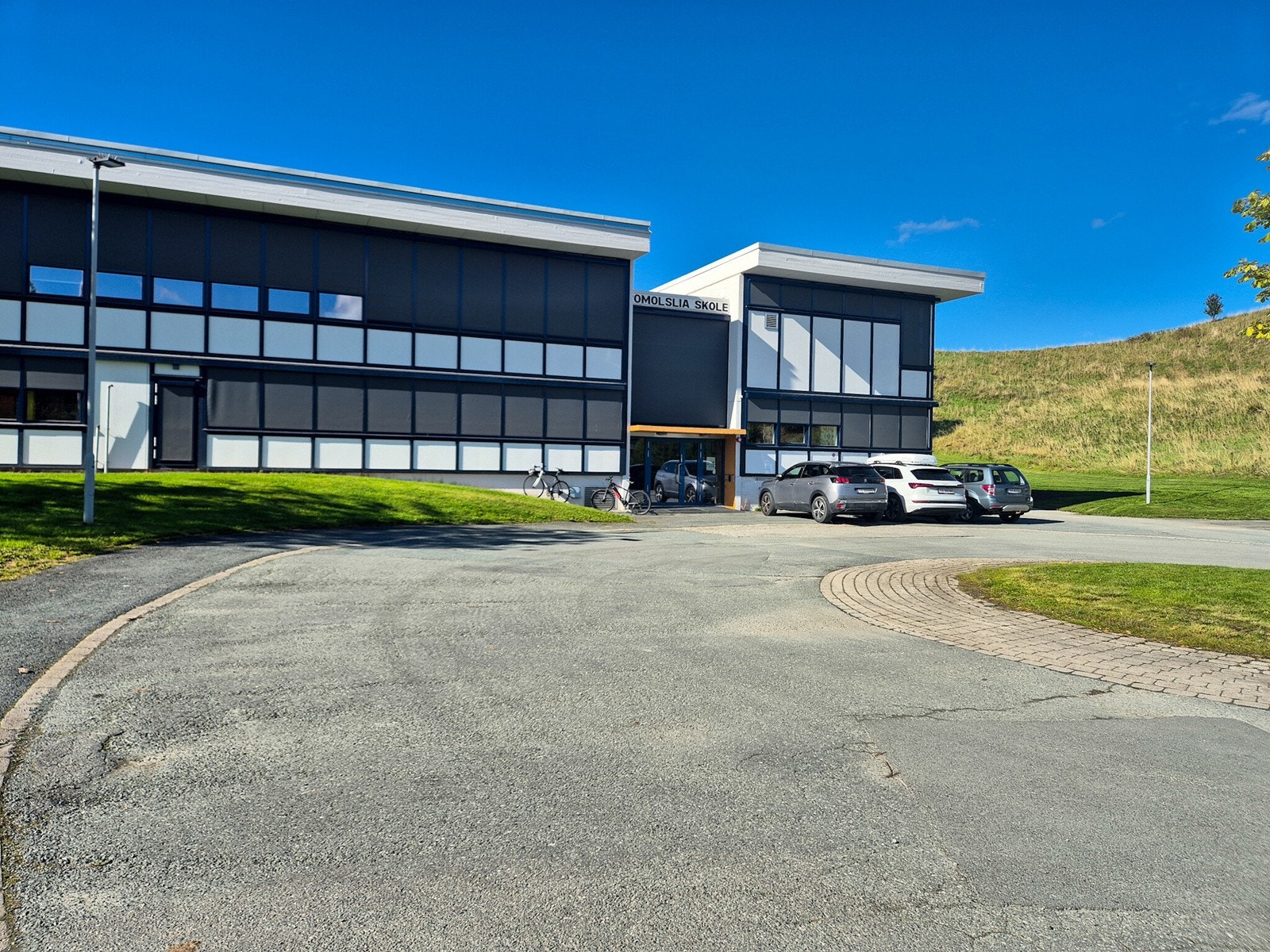 Nærområdet kan best beskrives som barnevennlig med et godt utvalg av barnehager, Romolslia barneskole (1-7 trinn), Huseby ungdomsskole (8-10 trinn), store grøntarealer og flere lekeplasser like utenfor døra. Galleribilde