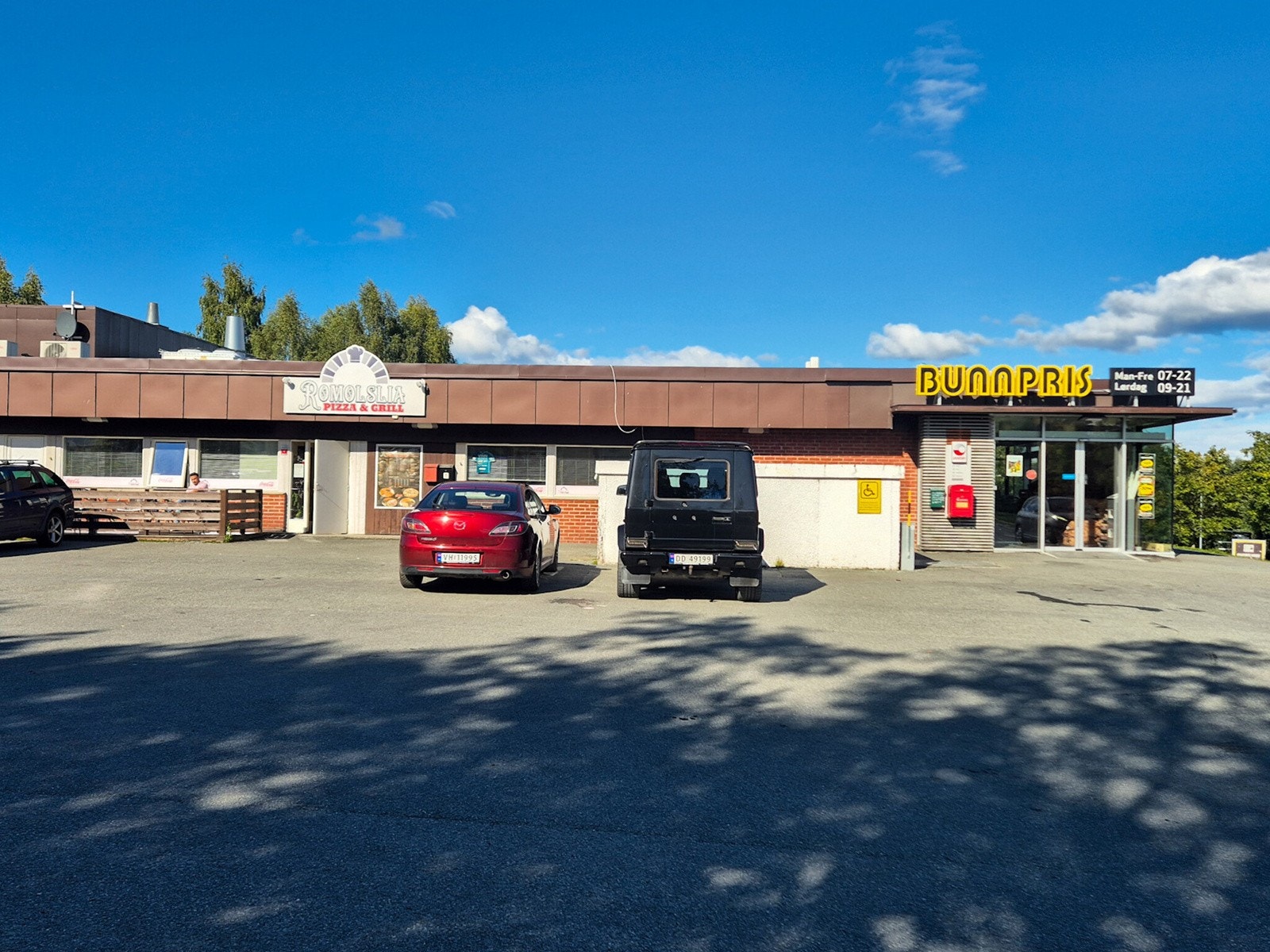 Det er kort vei til nærbutikken Bunnpris Romolslia, som har Post-i-Butikk. Restaurant ligger vis-a-vis. Galleribilde