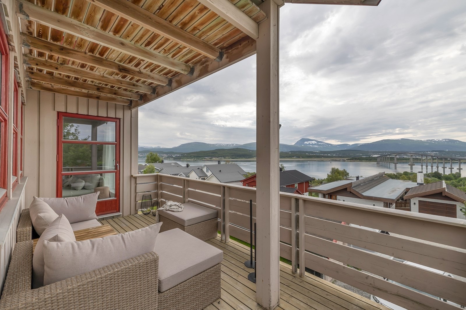 En helt utrolig utsikt fra verandaer og oppholdsrom i huset Galleribilde