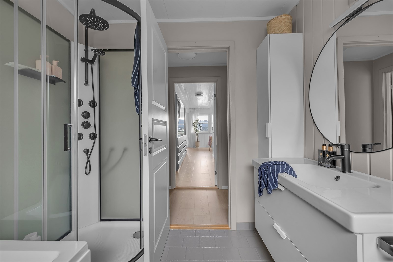 Bad hovedetasje Galleribilde