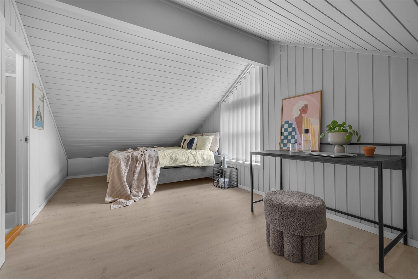 Soverom i bakkant av loftsetasjen - et stort rom Galleribilde