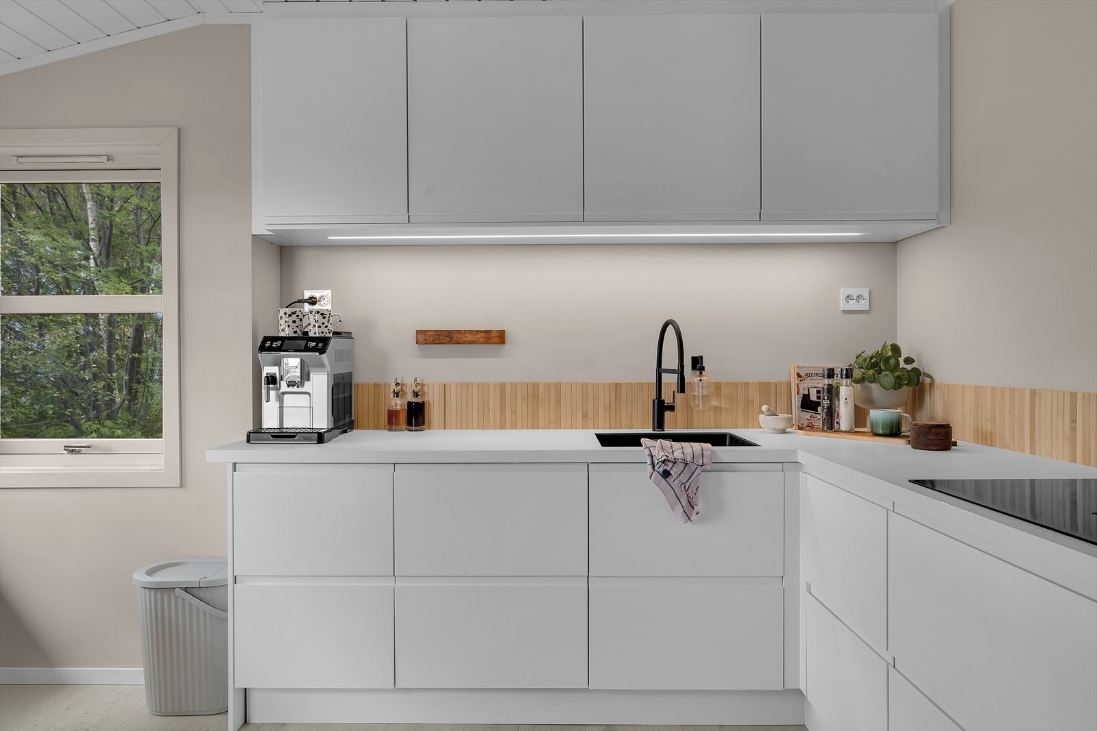 Kjøkkenet er nytt og med integrerte hvitevarer Galleribilde