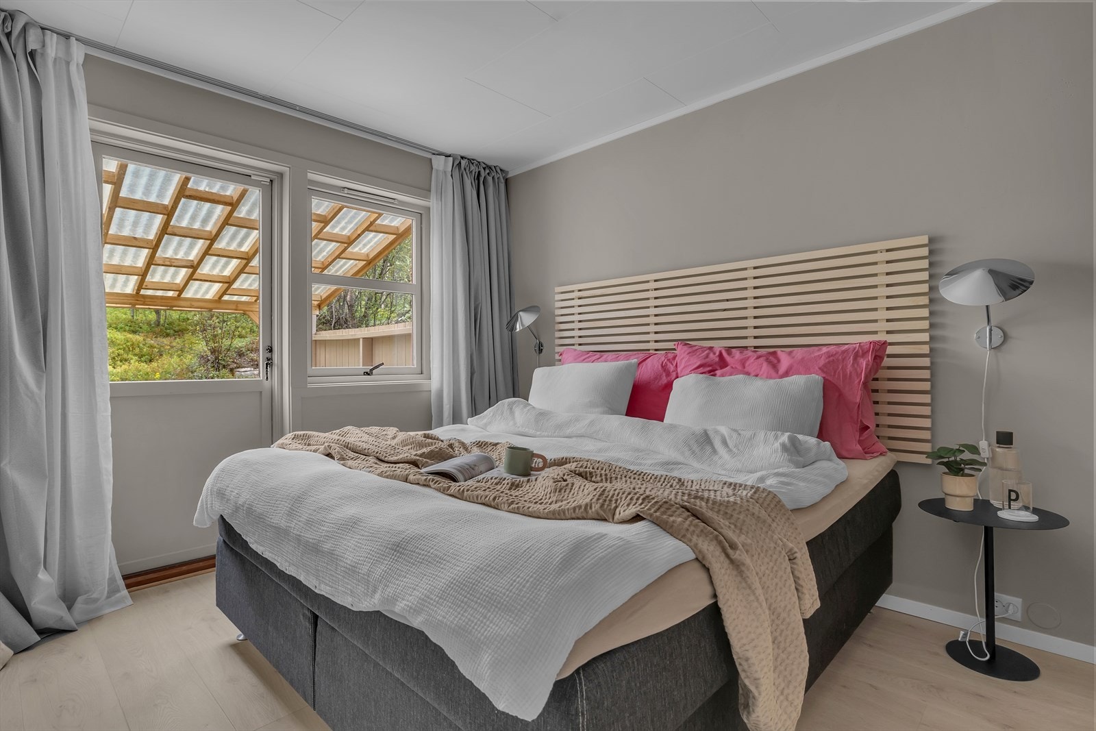 Hovedsoverom med utgang til markterrasse og uteområde bak huset Galleribilde
