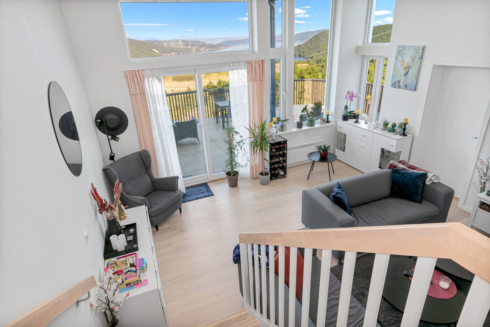 Trapp ned til stue fra øvre plan. Galleribilde