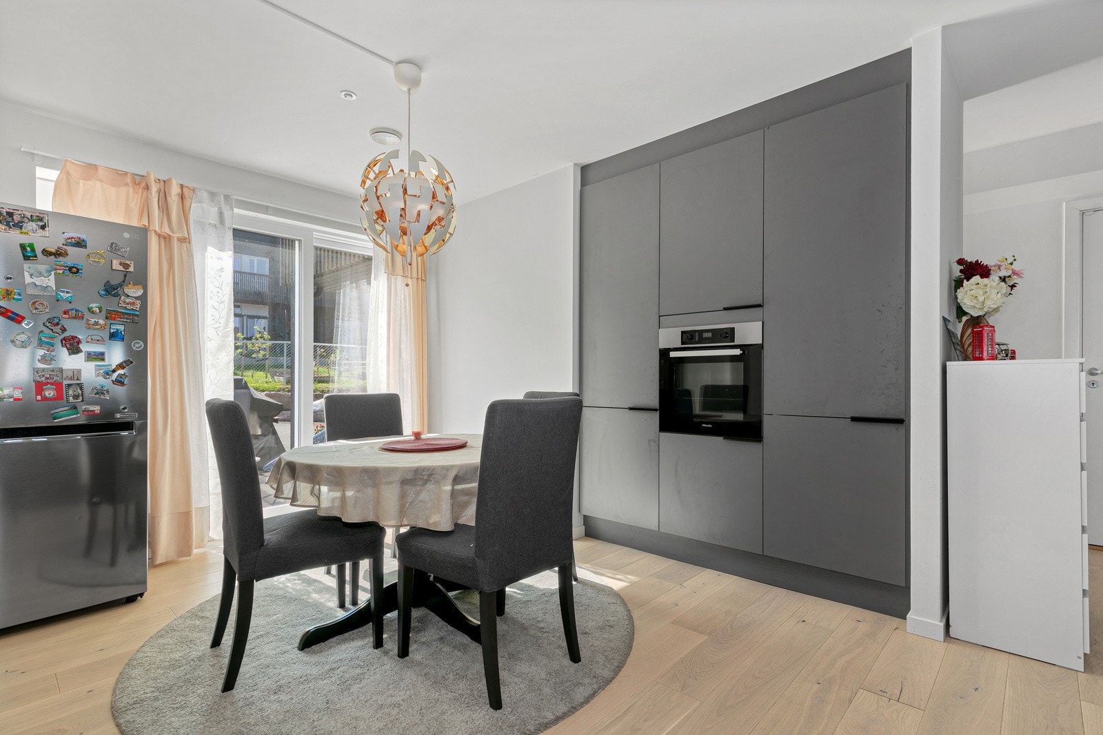 Fra kjøkkenet er det utgang til terrasse mot øst ( solplass til morgenkaffen). Galleribilde