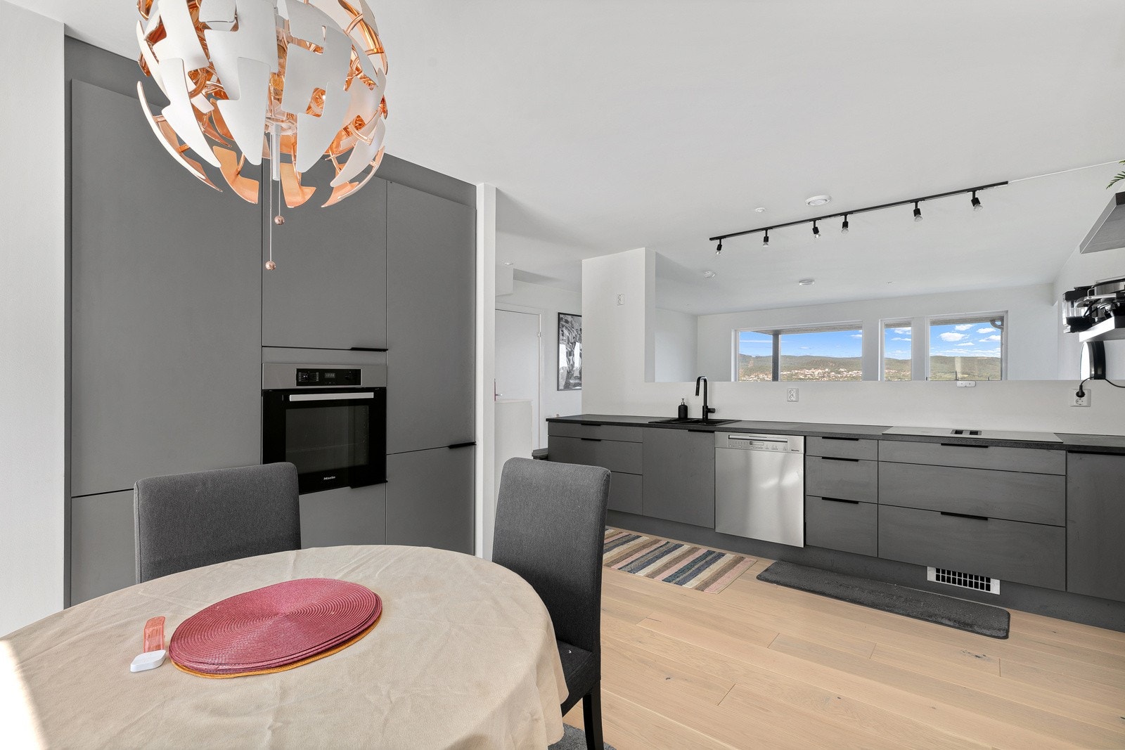 Kjøkkenet har integrerte hvitevarer som kjøl/frys, platetopp, stekeovn og oppvaskmaskin. Galleribilde