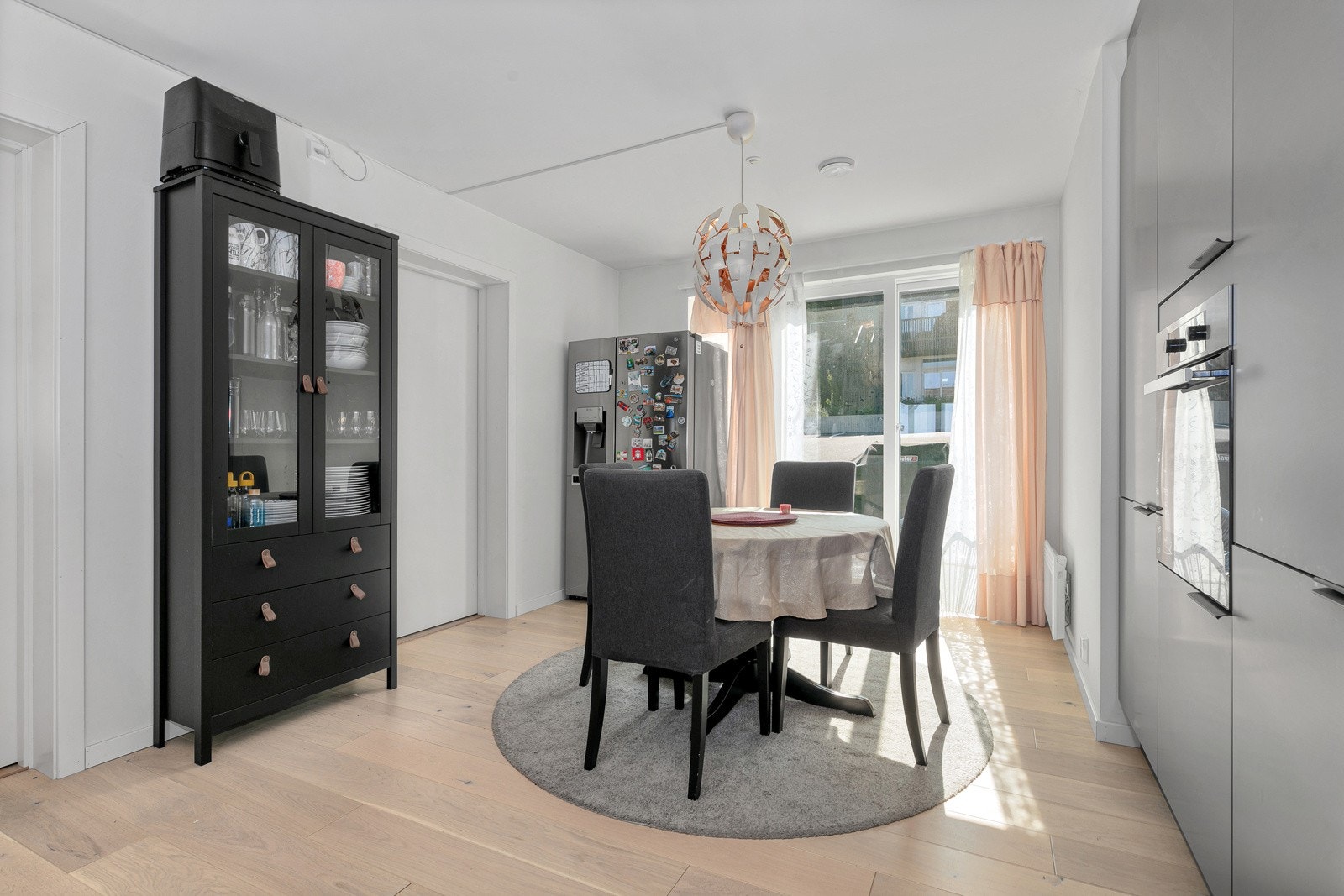 Romslig kjøkken med god plass til spisebord. Galleribilde