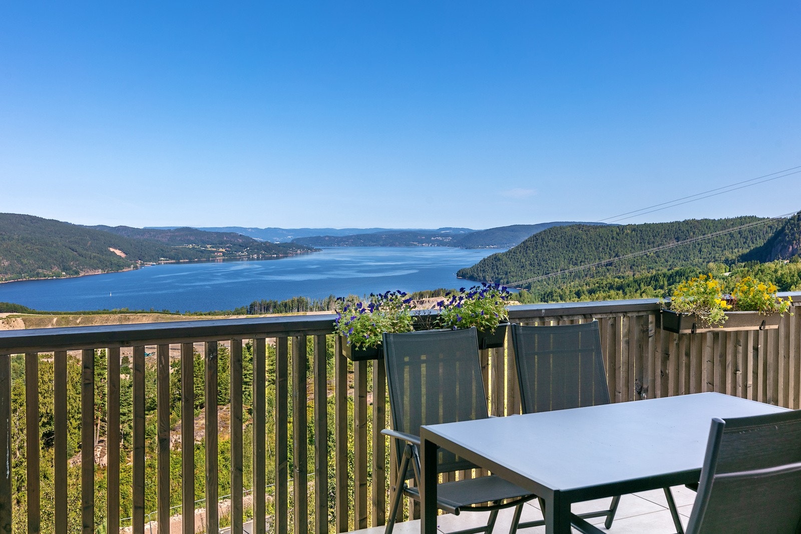 Leiligheten ligger med fantastisk utsikt. Galleribilde