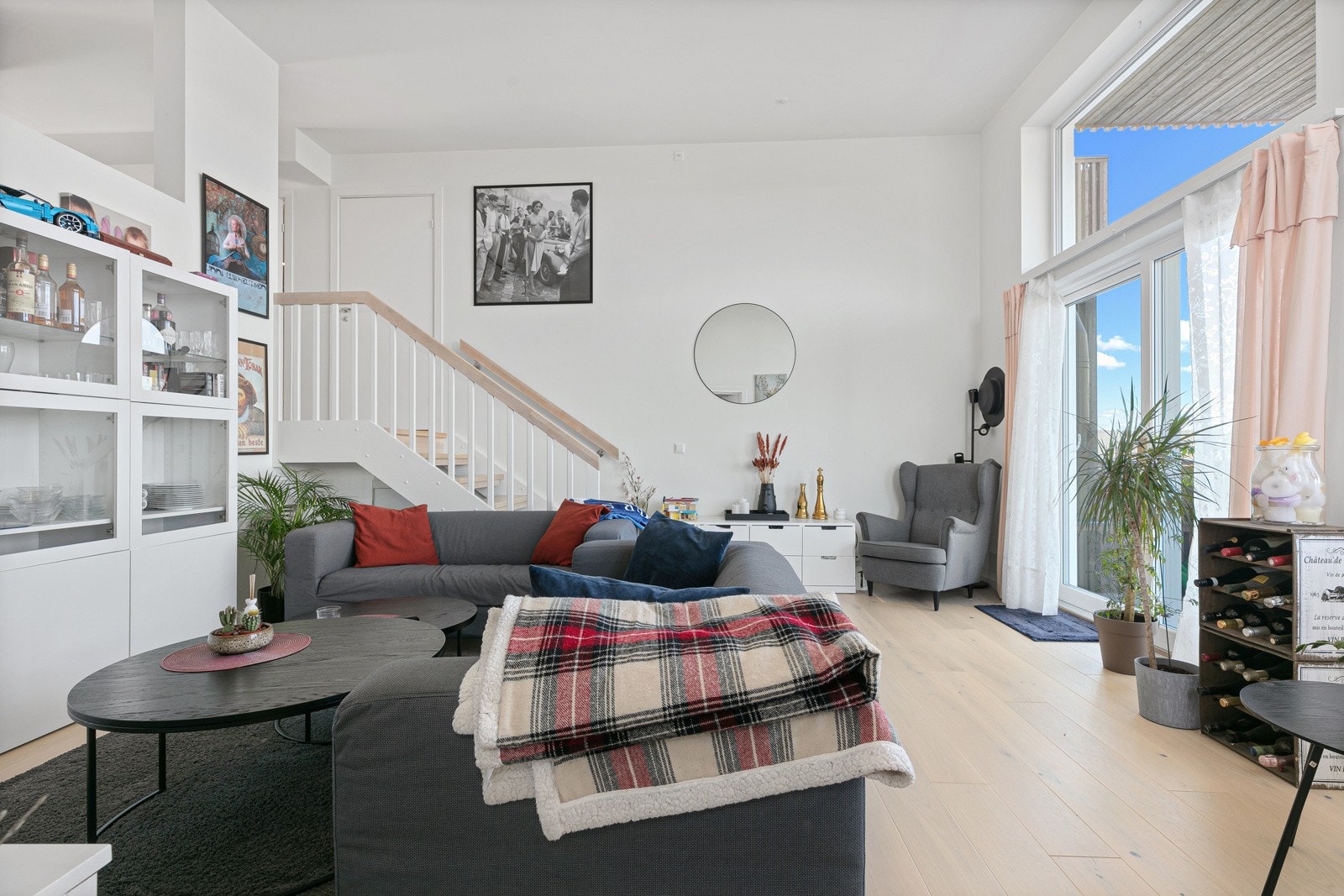 Lys og åpen stue med stor takhøyde ca. 3,7 meter! Galleribilde